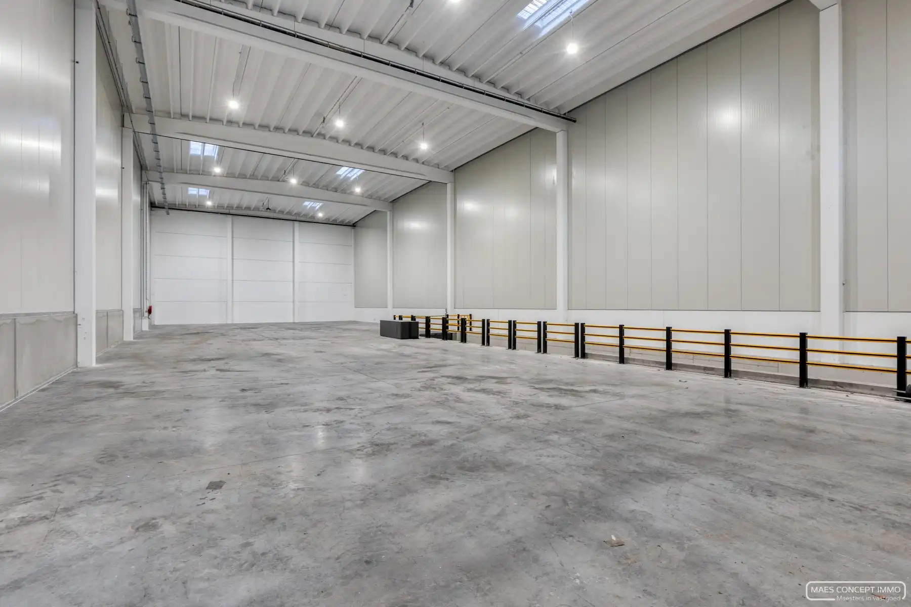 Nieuwbouw magazijn te koop van 1084 m2 bij E17 en Waregem centrum foto {{pictureIndex}}