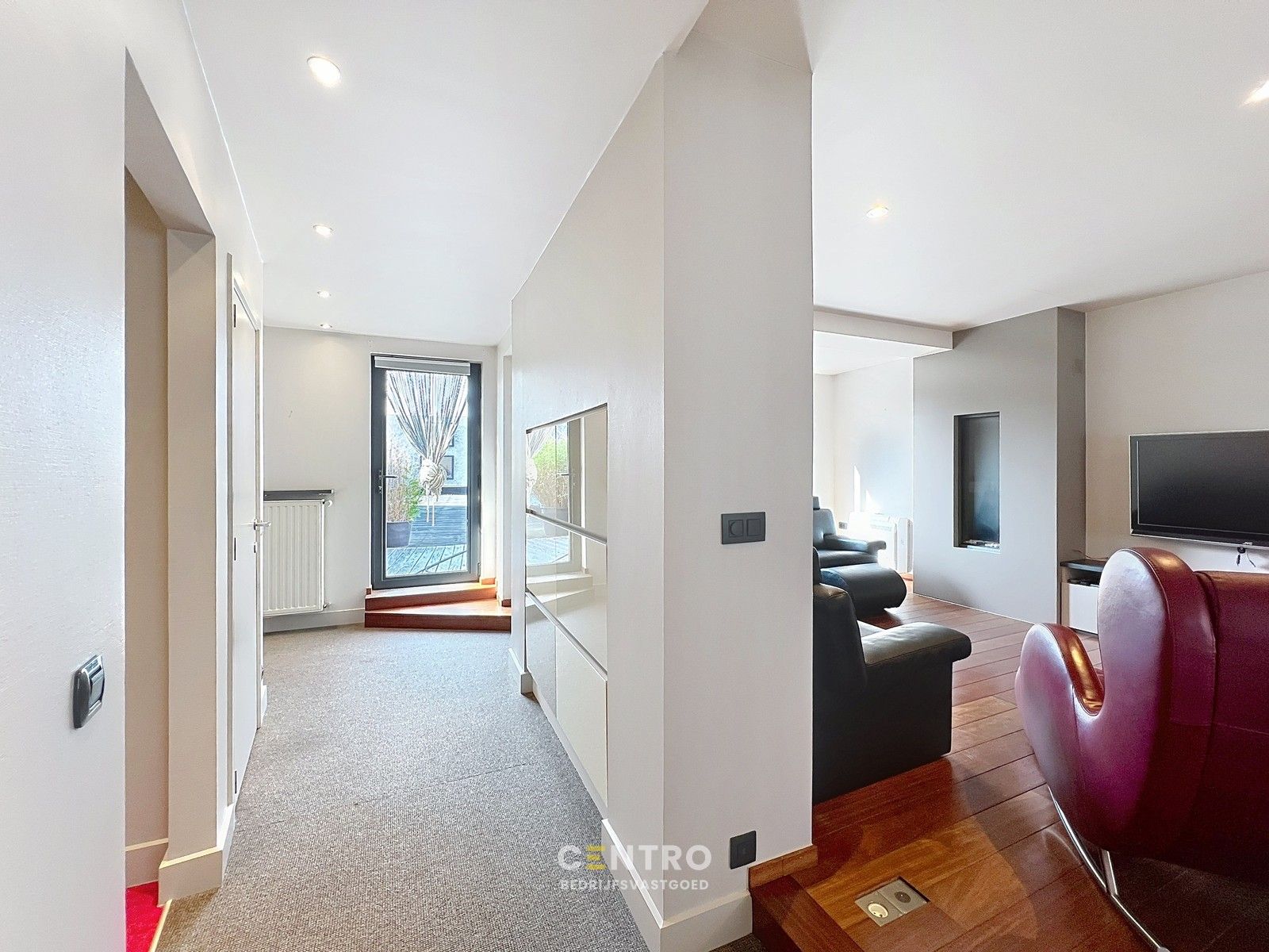 Veelzijdig pand bestaande uit RUIME woning met kantoor/praktijk/winkelruimte (267m²) + VERHUURD handelsgelijkvloers (238m²) op COMMERCIËLE ligging te Tielt! foto 8