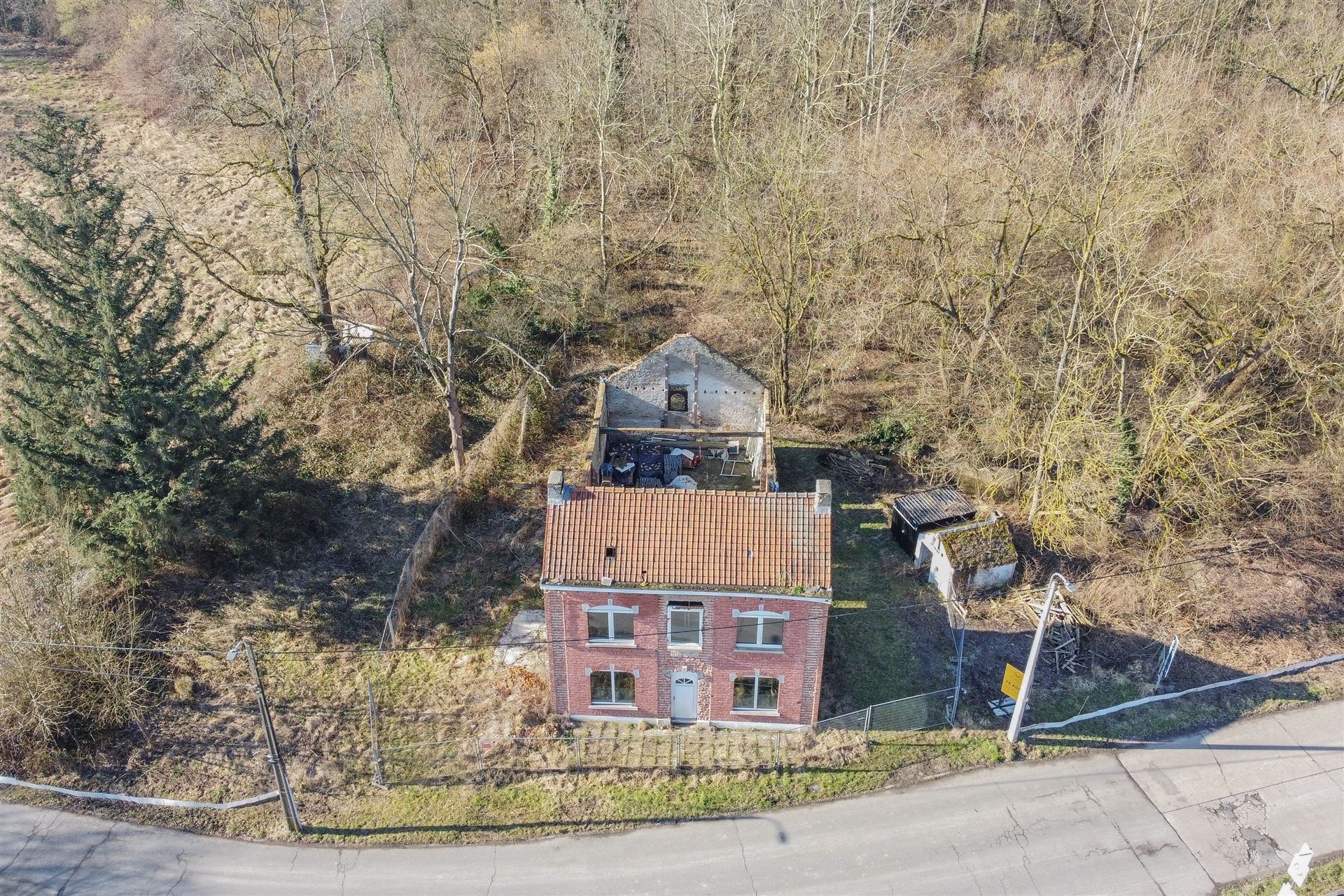 Totaal te renoveren woning gelegen op een prachtig perceel. foto 2
