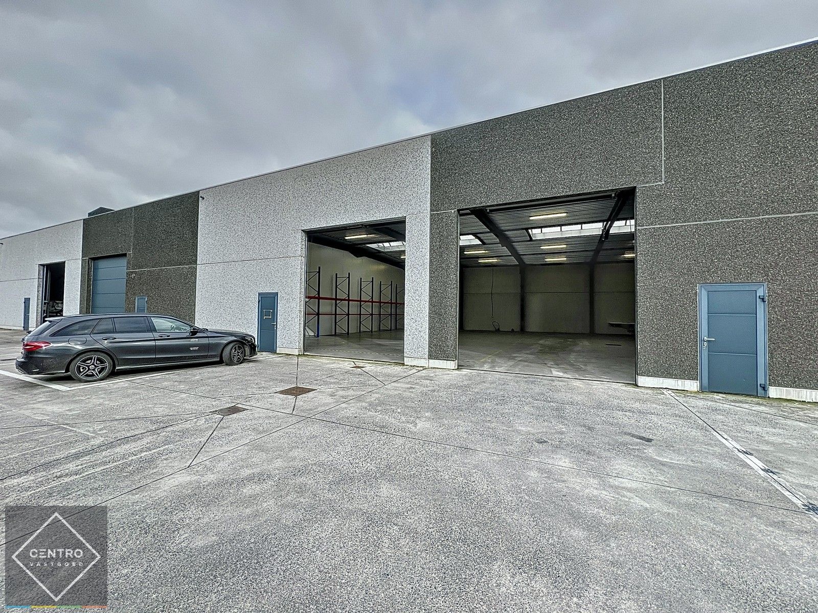 Recente instapklare loods van 454m² TE HUUR met 2 sectionale poorten en 4 parkeerplaatsen te Zwevezele (Wingene) ! foto 15