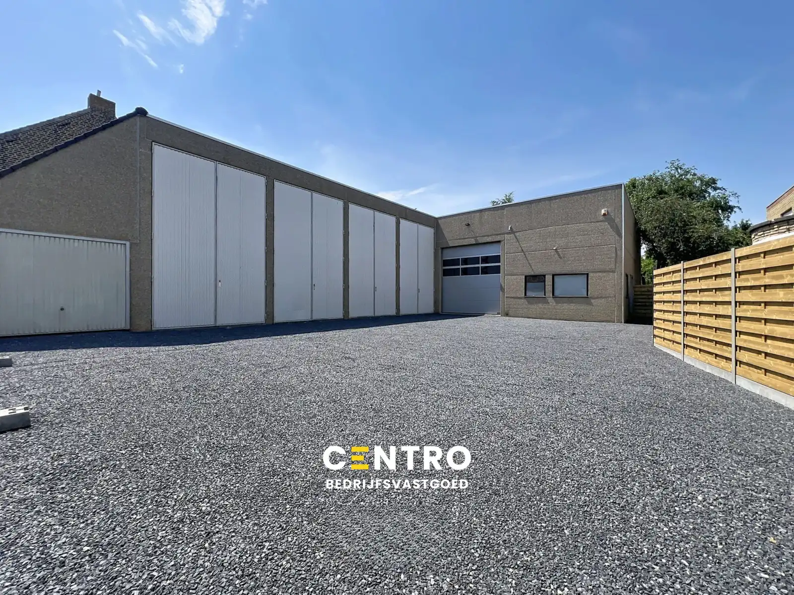 Instapklaar bedrijfspand (±345 m²) met magazijn, kantoor én 4 verhuurbare opslagunits, 1 garage en ruime parking op 603 m²  te INGELMUNSTER! foto {{pictureIndex}}
