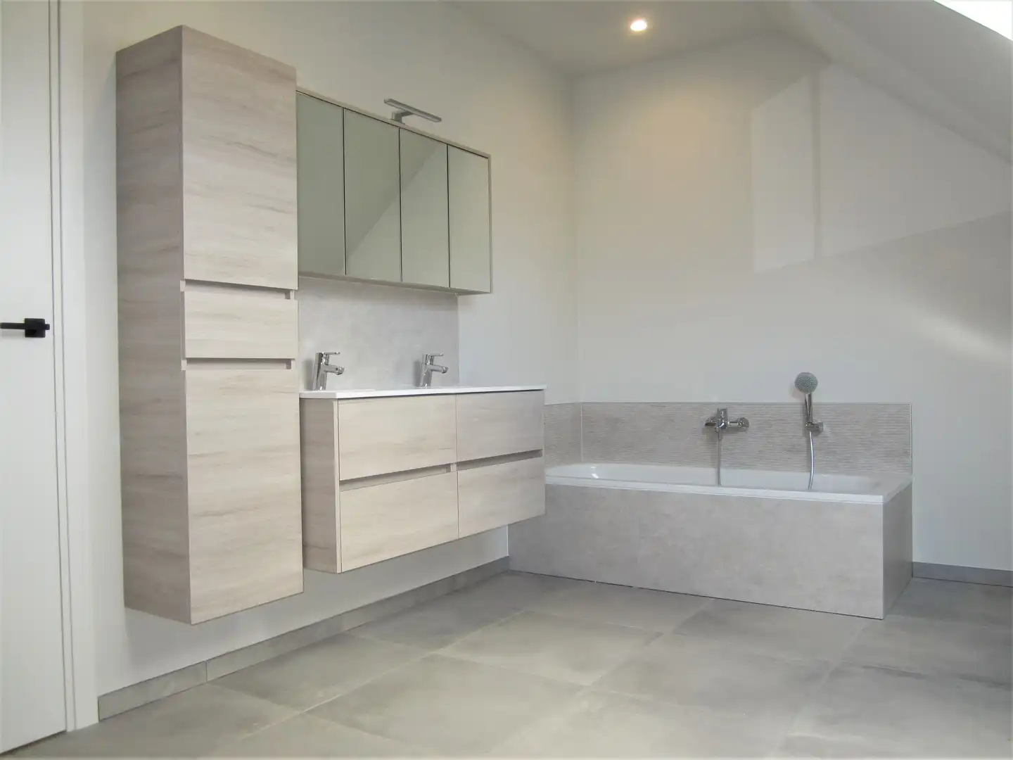 Prachtig nieuwbouw gelijkvloers appartement van 120m² met zuidgericht terras v 54m², tuin, 6 zonnepanelen en twee staanplaatsen. Toegankelijk met rolstoel. Aanrader! foto 13