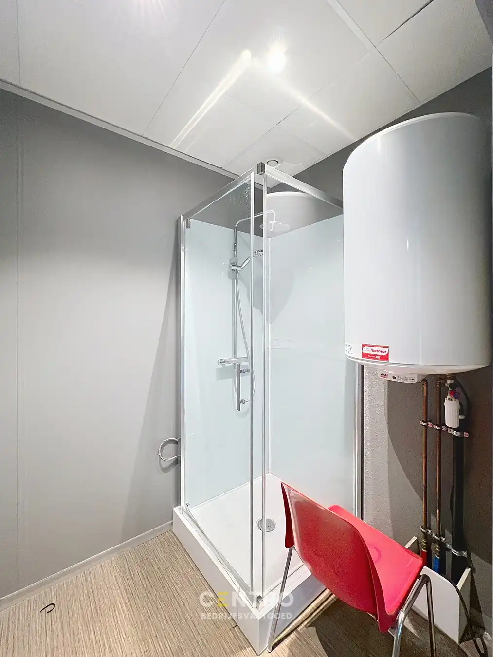 Instapklare KANTOORRUIMTE (± 700 m²) - ALL-IN formule (huur, verbruik, randaccomodatie, etc.) te IEPER. foto 15