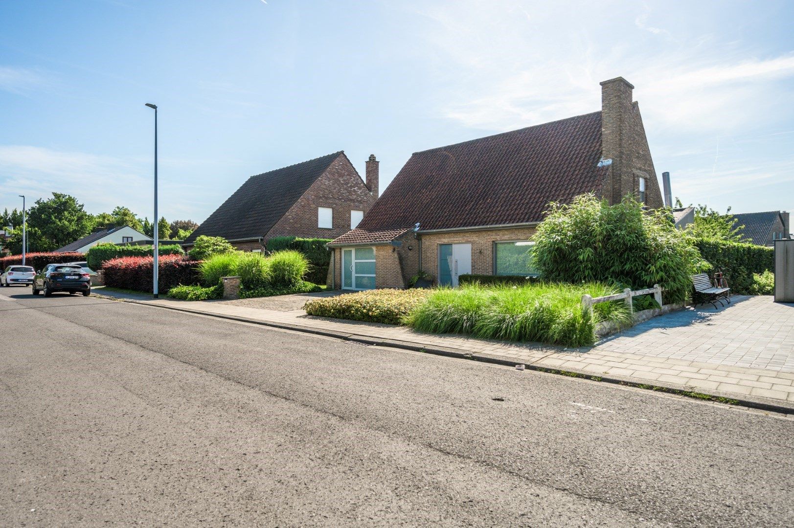 Alleenstaande woning op 813 m² in zeer rustige buurt met 3 slks + gelijkvloers bureau. foto 6