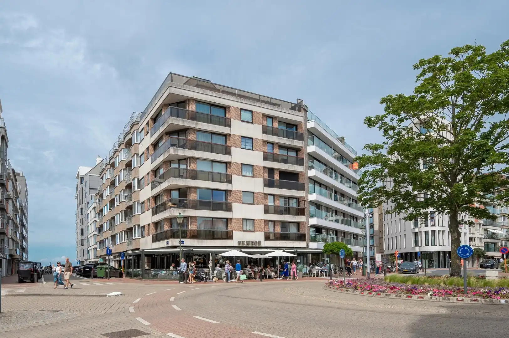 Ruime parkeerplaats op wandelafstand van het Driehoeksplein en het strand. foto 4