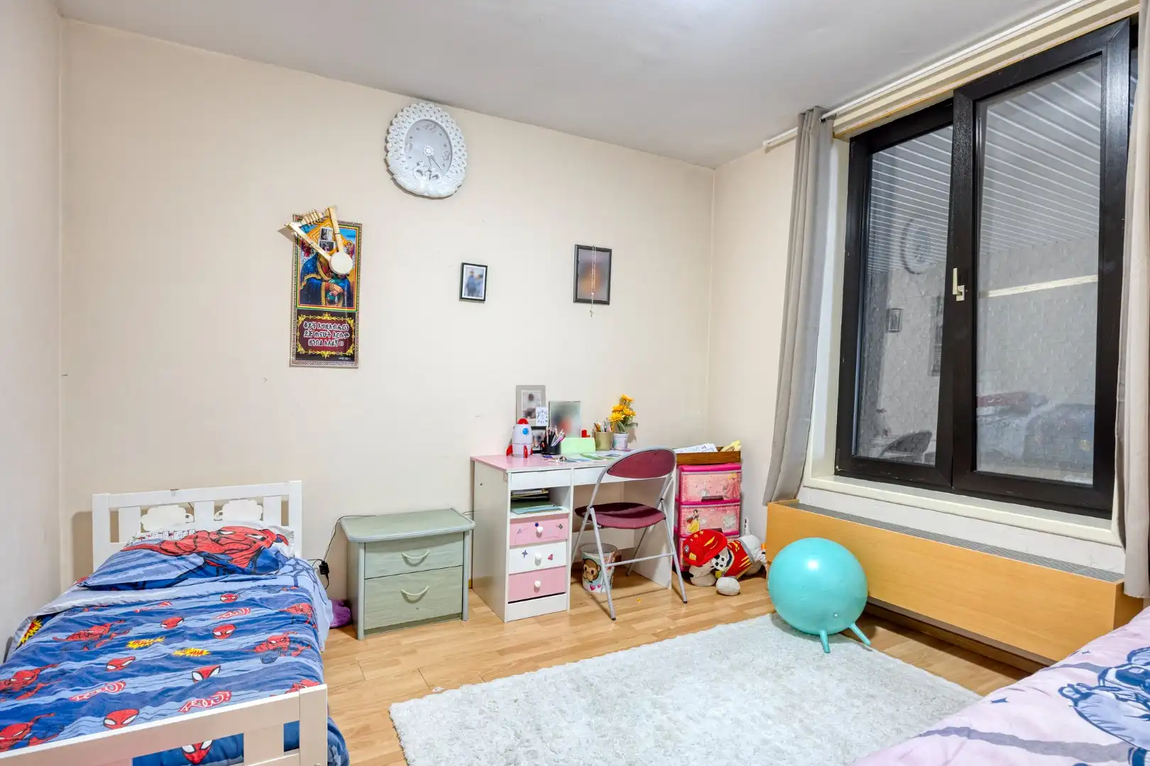 Ruim gelijkvloers appartement met 3 SLPKS, tuin en twee overdekte staanplaatsen !  foto 13