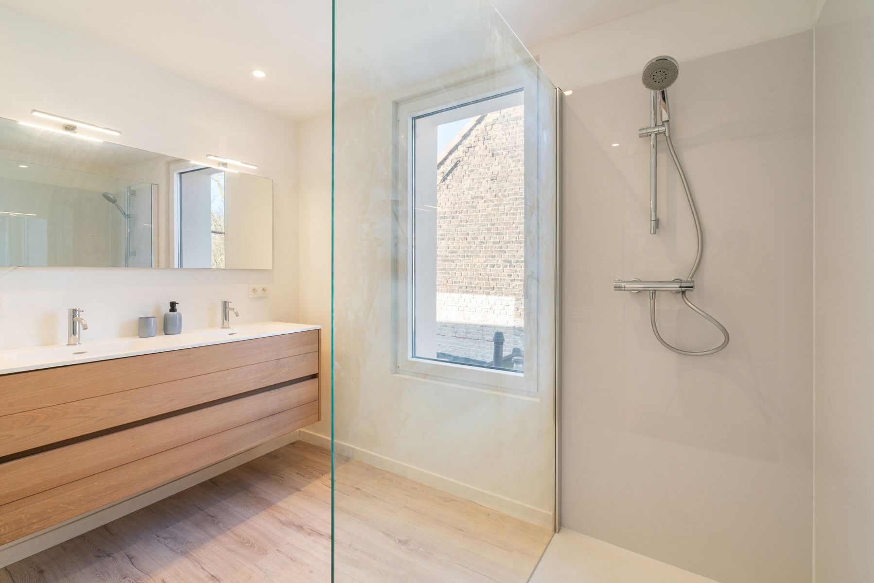 Gerenoveerde woning met zonnepanelen nabij het centrum foto 7
