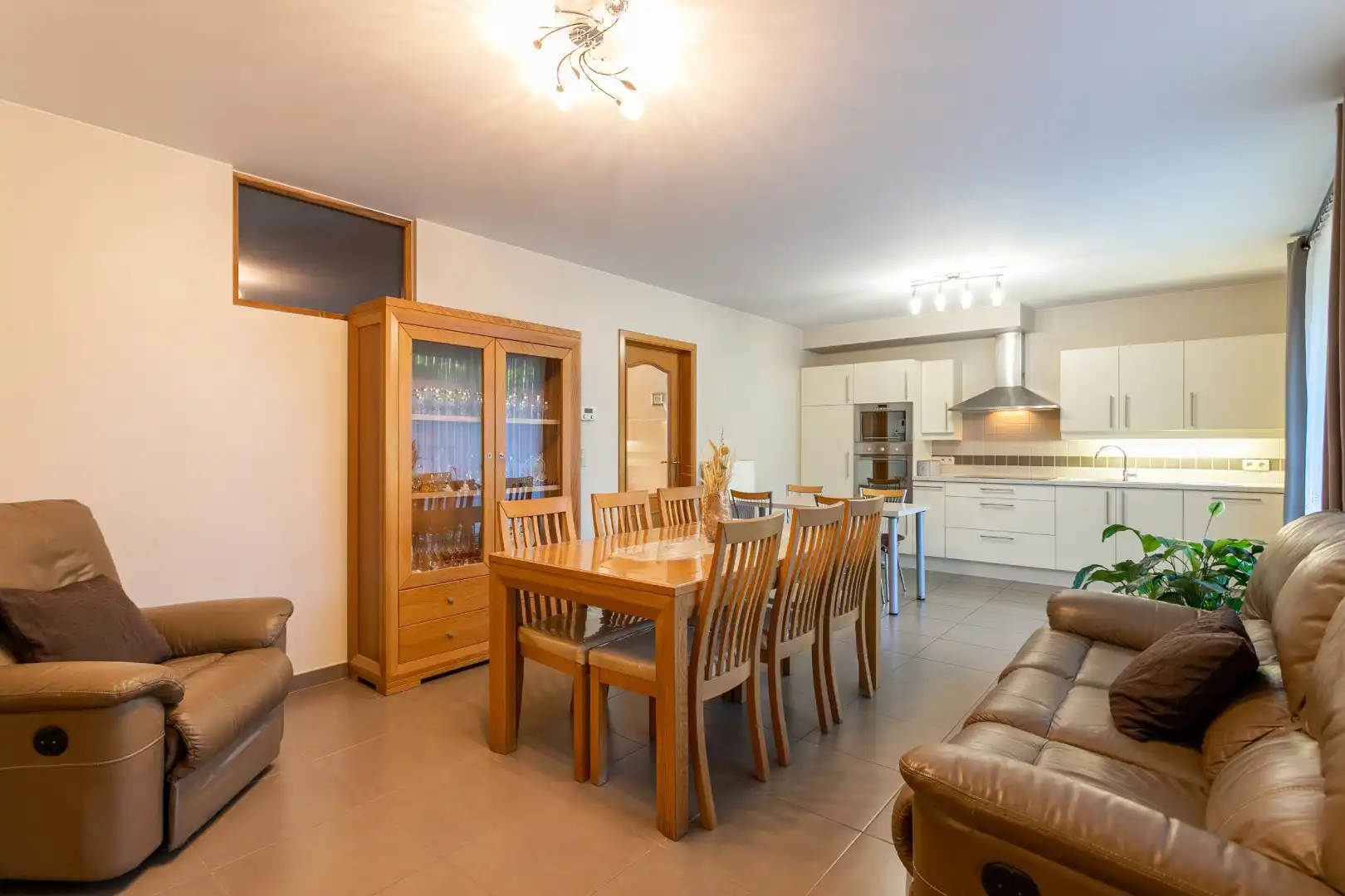 Appartement met 2 slpk, ruim terras en kelder foto 3