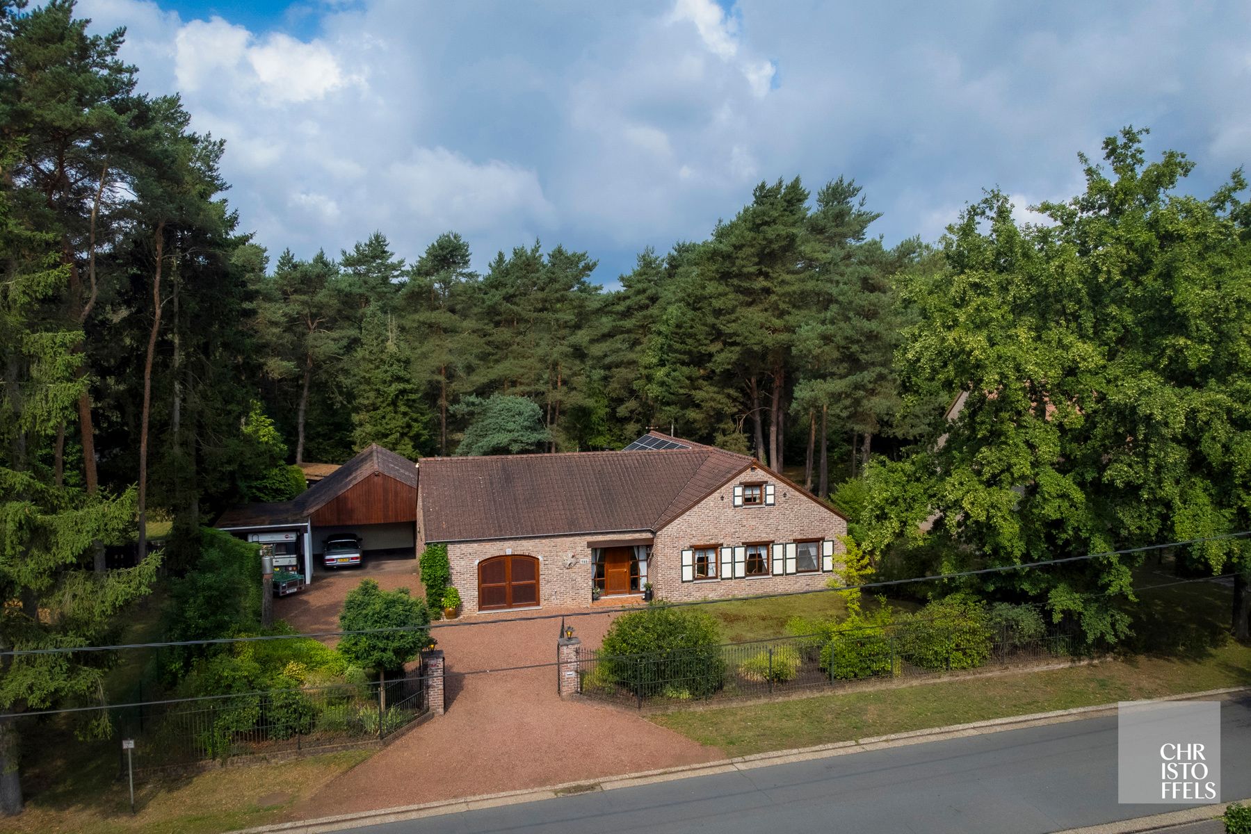 Landhuis met zwembad (243m²) in bosrijke omgeving te Maasmechelen! foto 26