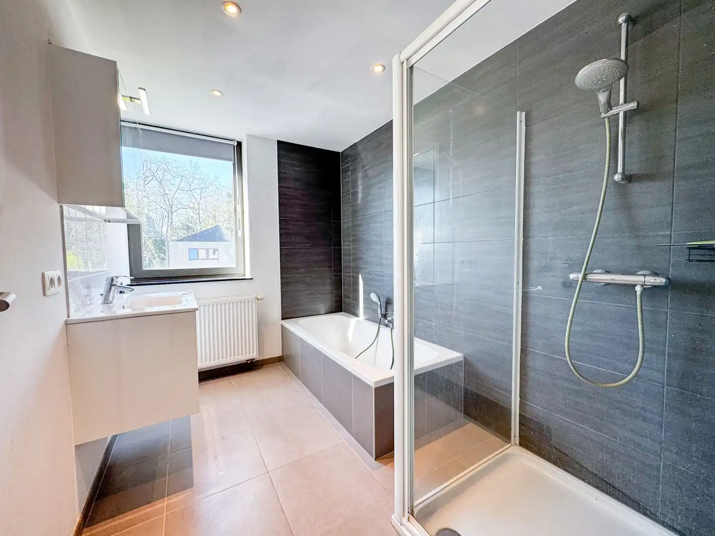 Ruime gezinswoning met 4 slaapkamers, zonnepanelen en gunstig EPC foto 7