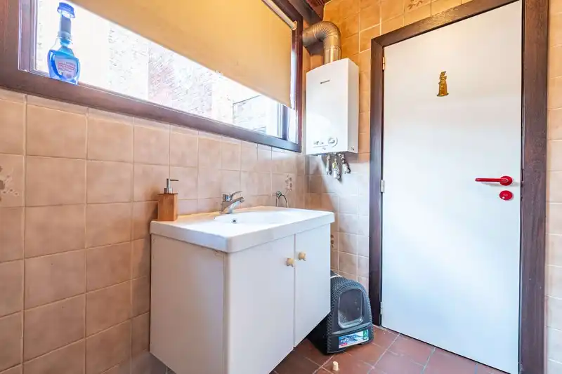 Ruime instapklare rijwoning te koop in het centrum van Oostrozebeke te koop! foto 9