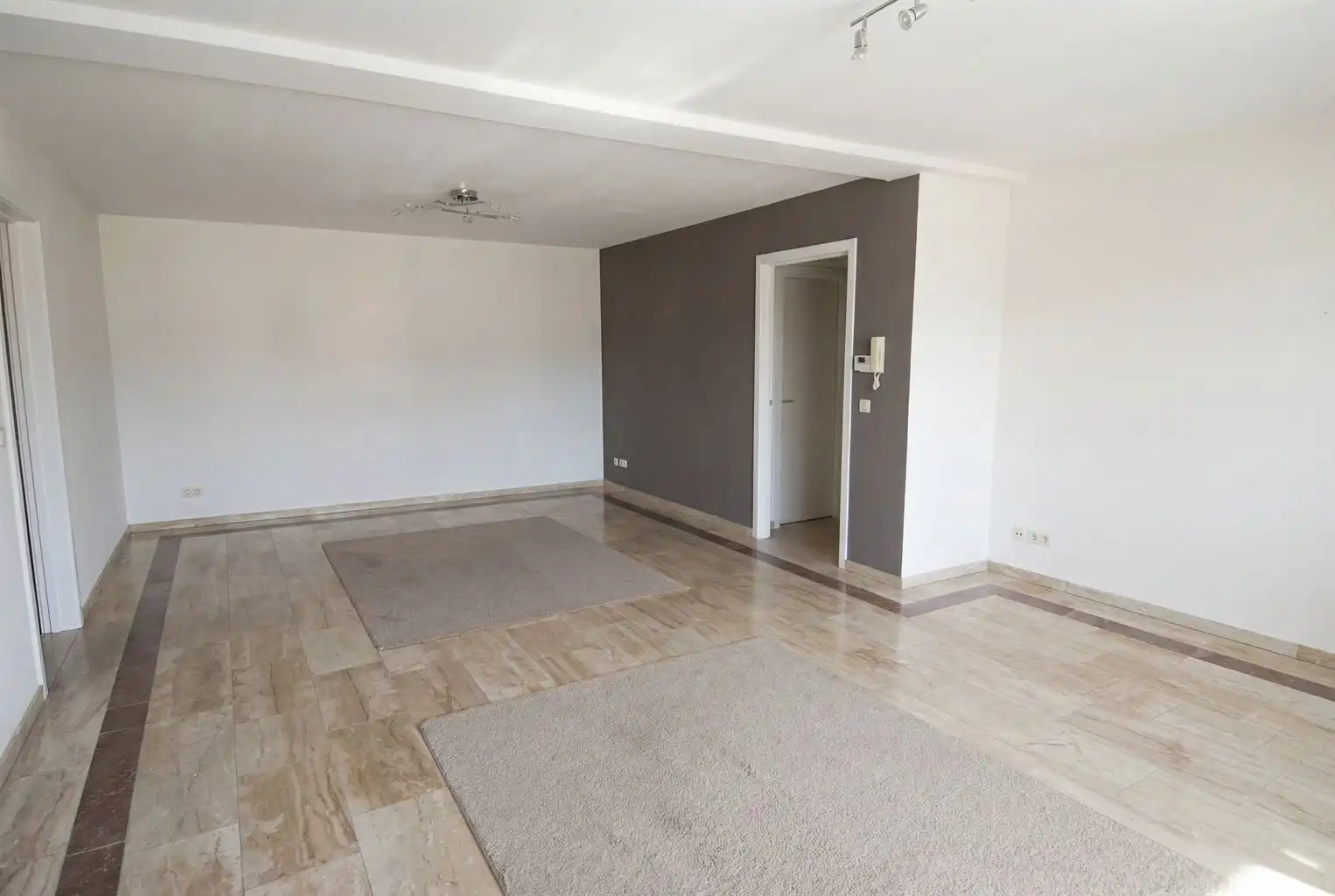 Ruim appartement met 2 slaapkamers, 2 terrasjes en ondergrondse autostaanplaats foto {{pictureIndex}}