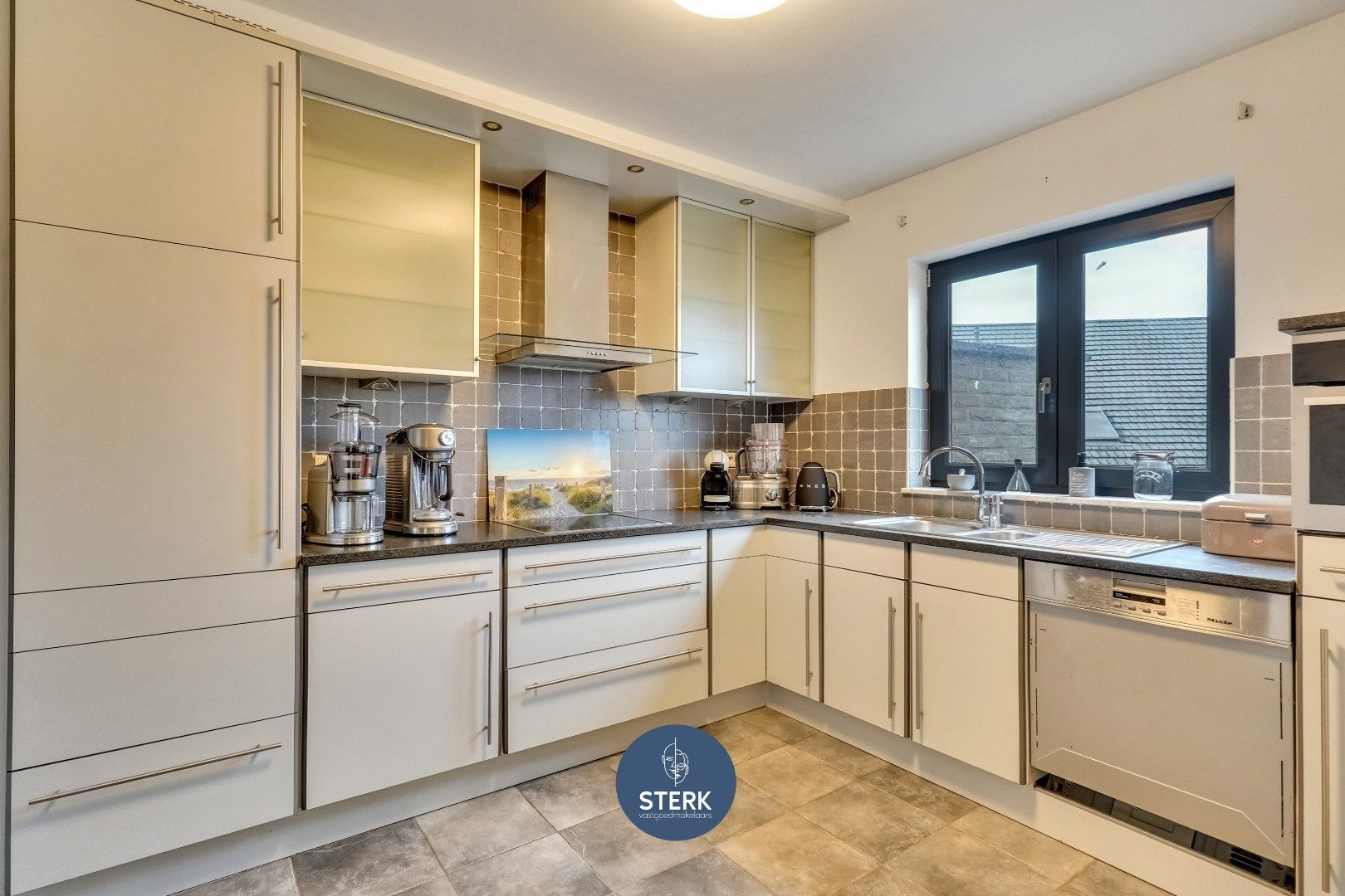 INSTAPKLAAR DUPLEX-APPARTEMENT MET 3 SLPKS EN 2 TERRASSEN TE REKEM !  foto 8