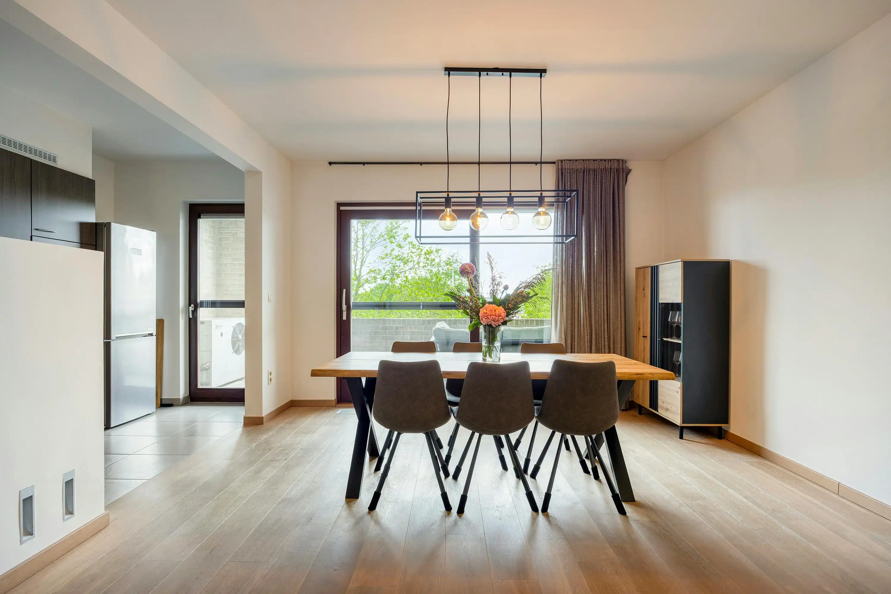 Ruim drie slaapkamer appartement te Hasselt met autostaanplaats foto 4