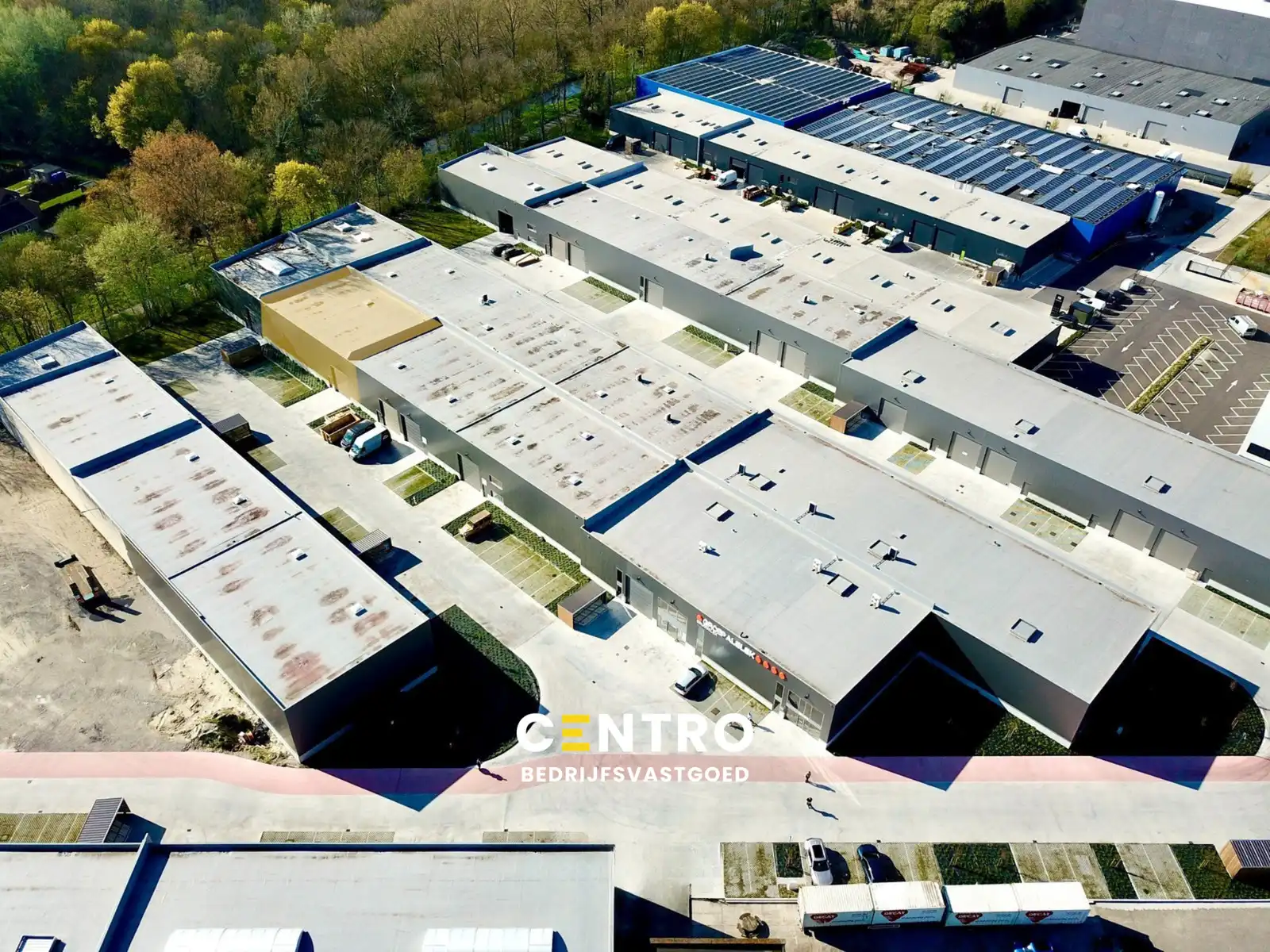 NB KMO-UNIT (411.55m²) te koop met 2 private parkeerplaatsen voor de deur, elektrische sectionaalpoort en sanitair blok op industriezone "Herdersbrug" te 8000 Brugge foto {{pictureIndex}}