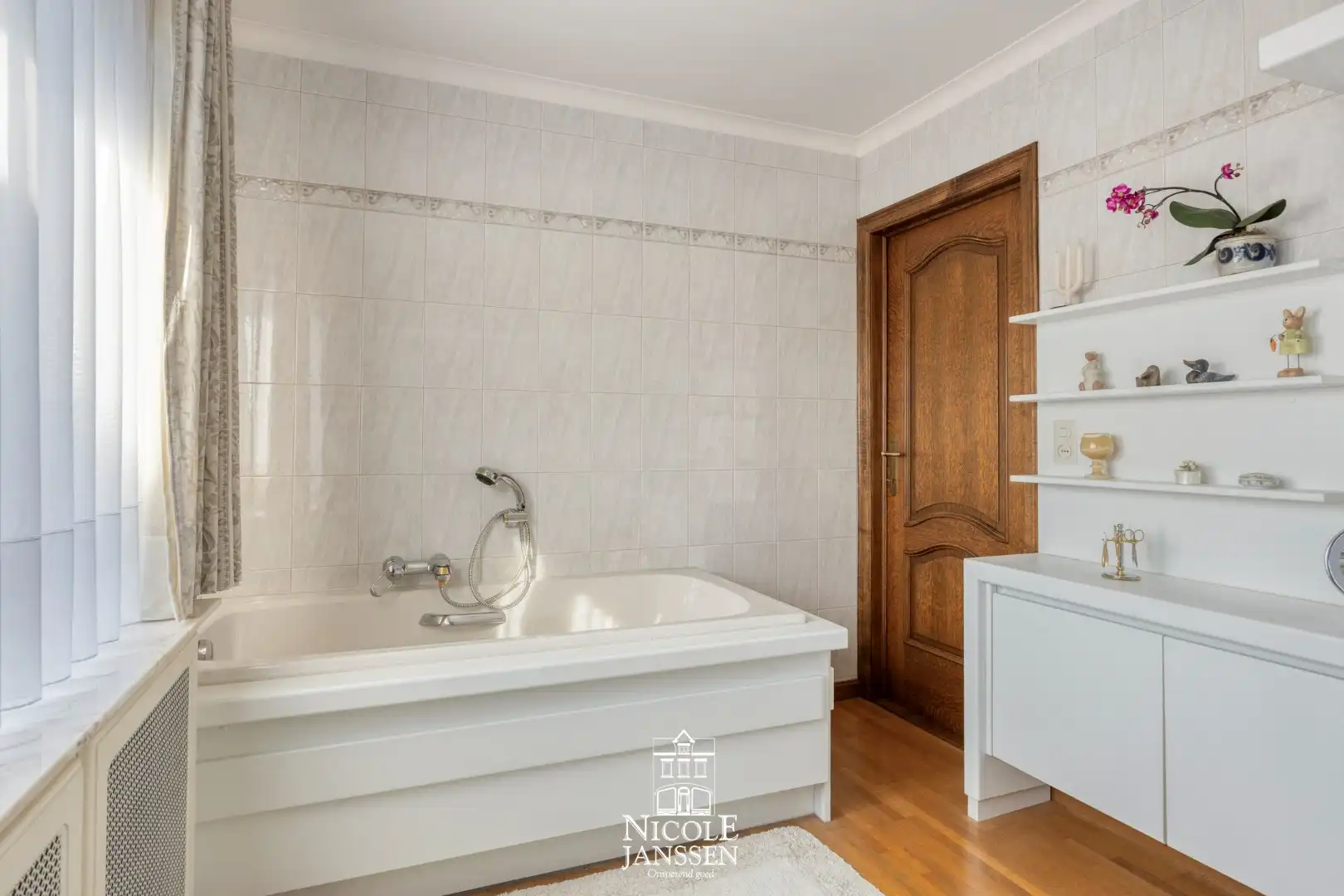 Ruime woning in landelijke omgeving foto 18