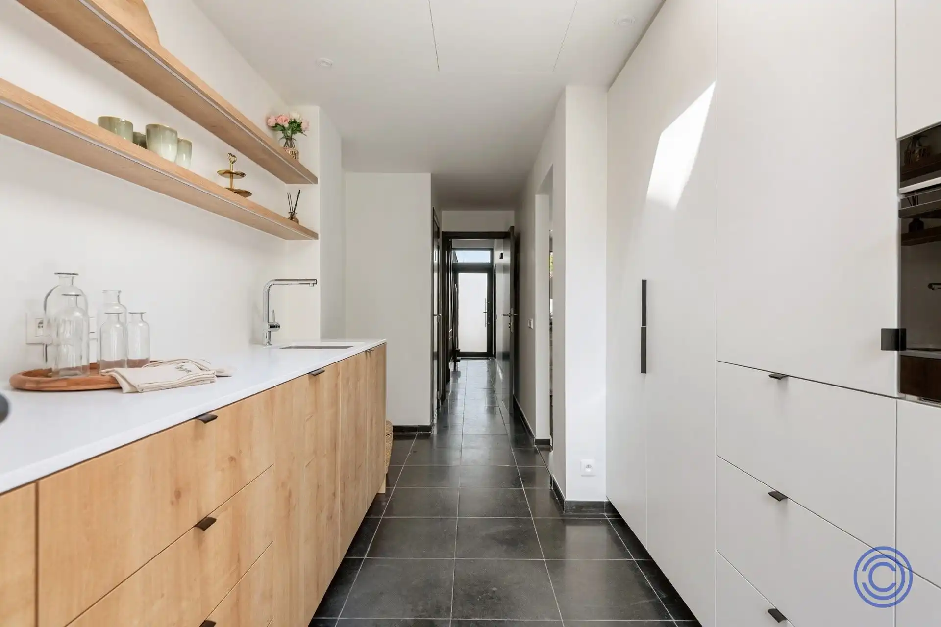 Statig herenhuis met zonnepanelen, 3 ruime slaapkamers, stadstuin en ruime oprit met laadpaal! foto 13