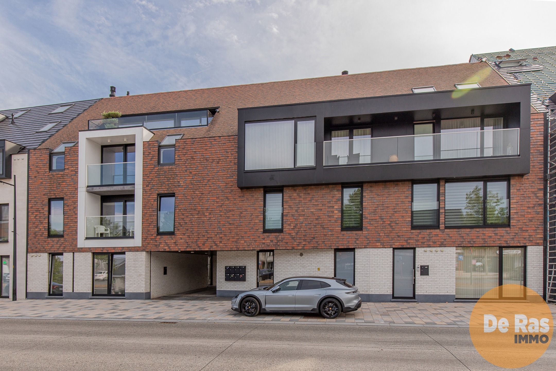 ST. LIEVENS HOUTEM - Unieke Penthouse op het Marktplein foto {{pictureIndex}}