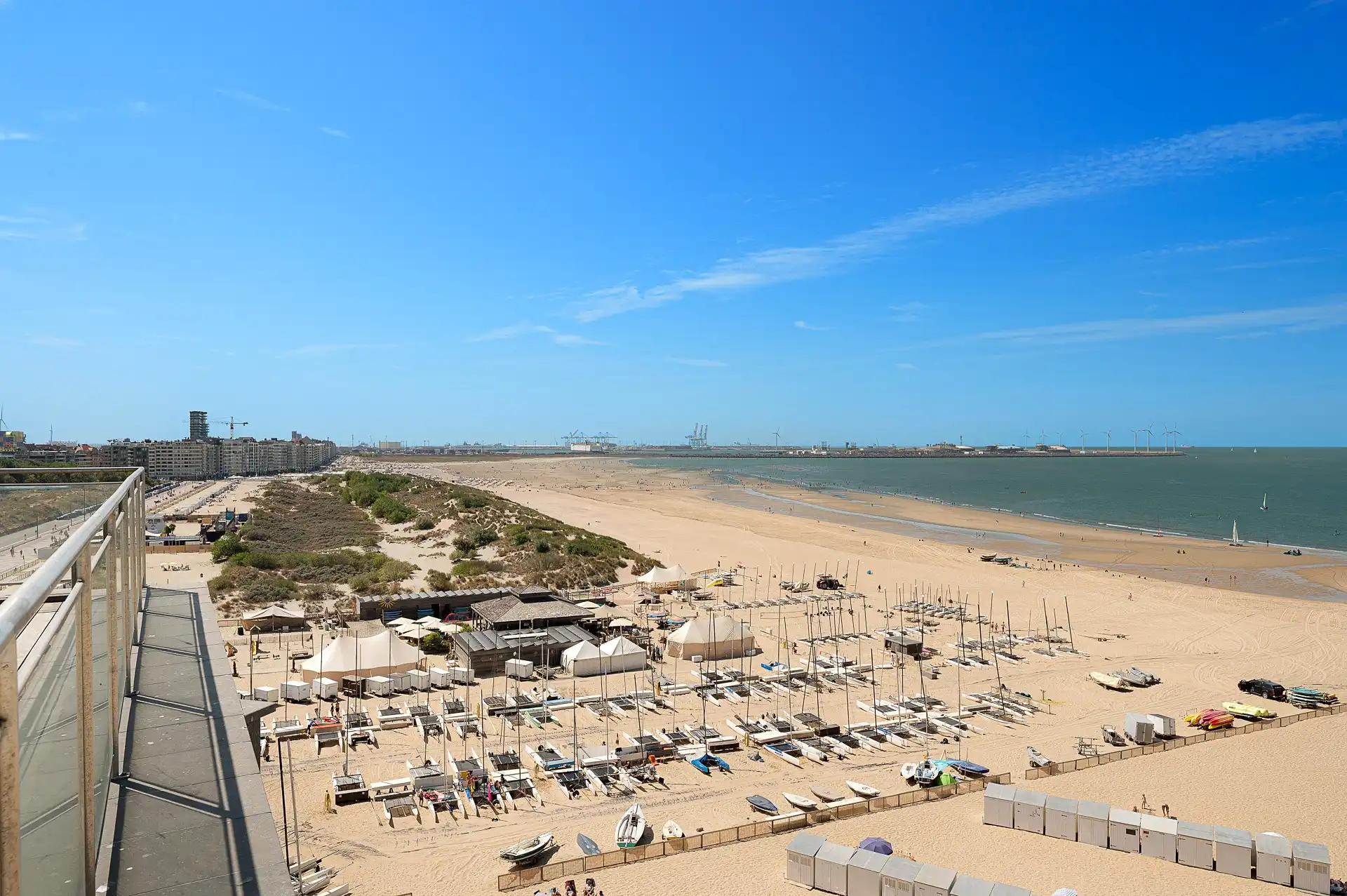 Prachtig gerenoveerd penthouse met panoramische zichten en zonnige ruime terrassen gelegen op de Zeedijk te Duinbergen foto 11