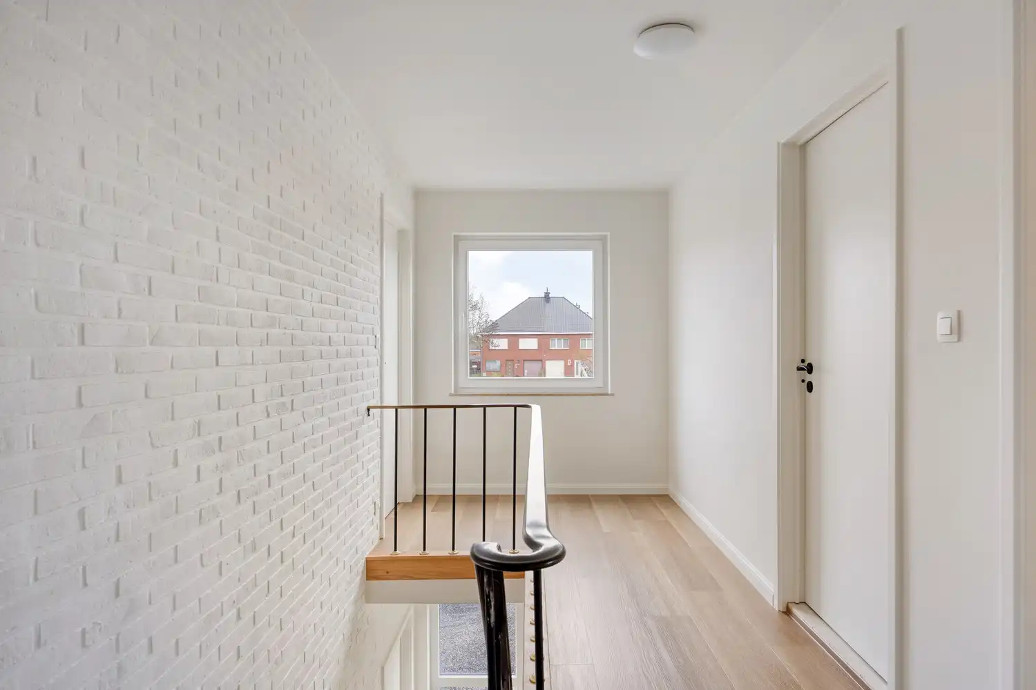 Gerenoveerde gezinswoning met 4 slaapkamers, garage en grote zonnige tuin rustig gelegen vlakbij het centrum van Lochristi. foto 8