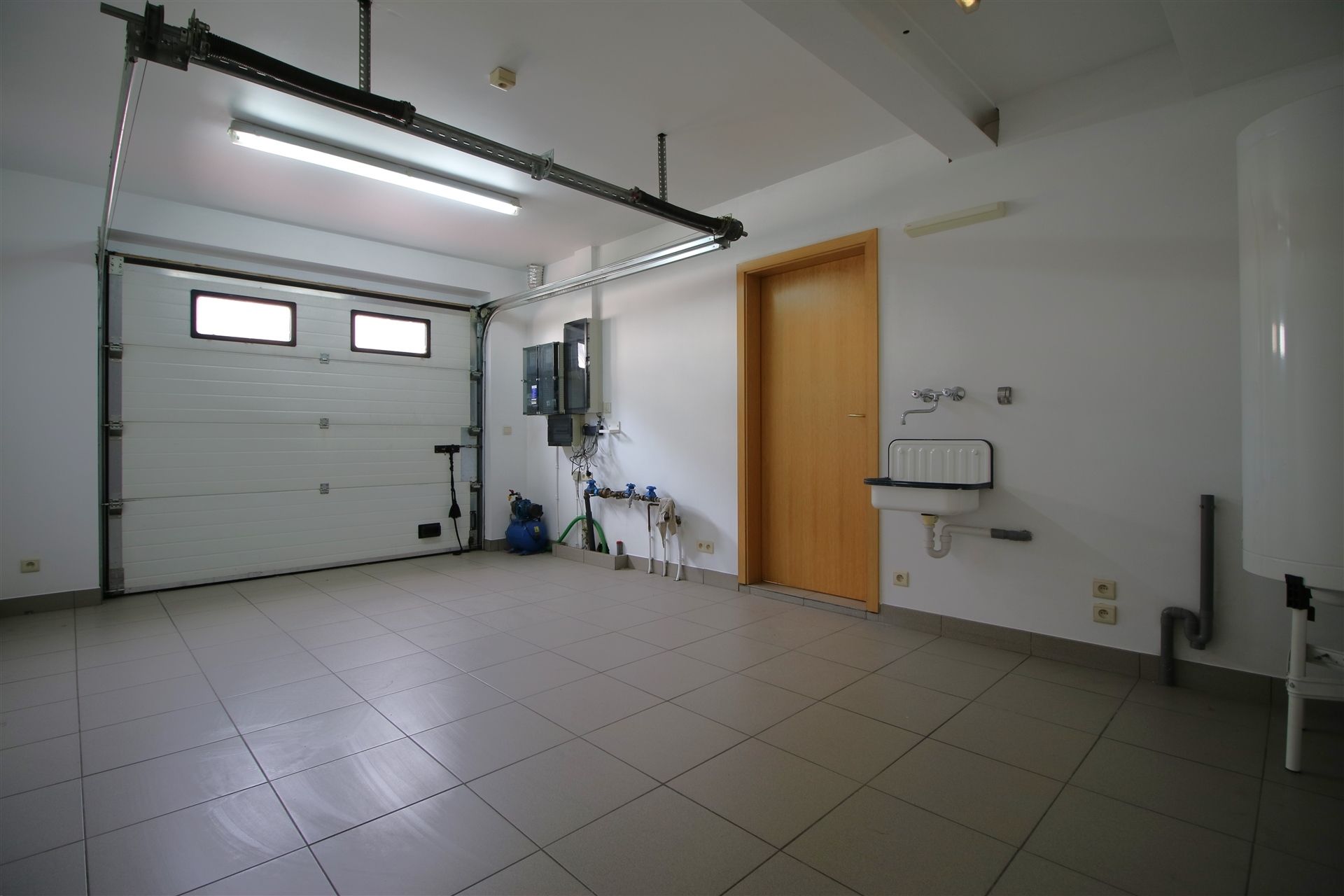 Woning met 4-5 slpk, tuin en garage foto 4