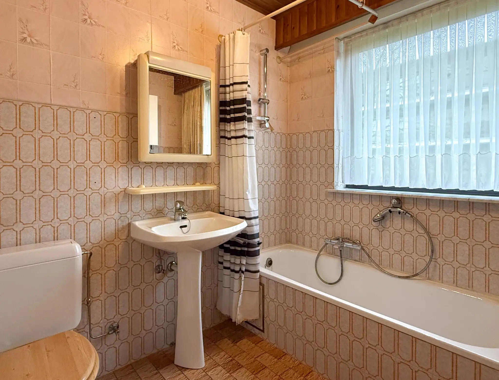 Ruim gelijkvloers appartement met tuin, garage en 3 kamers foto 13