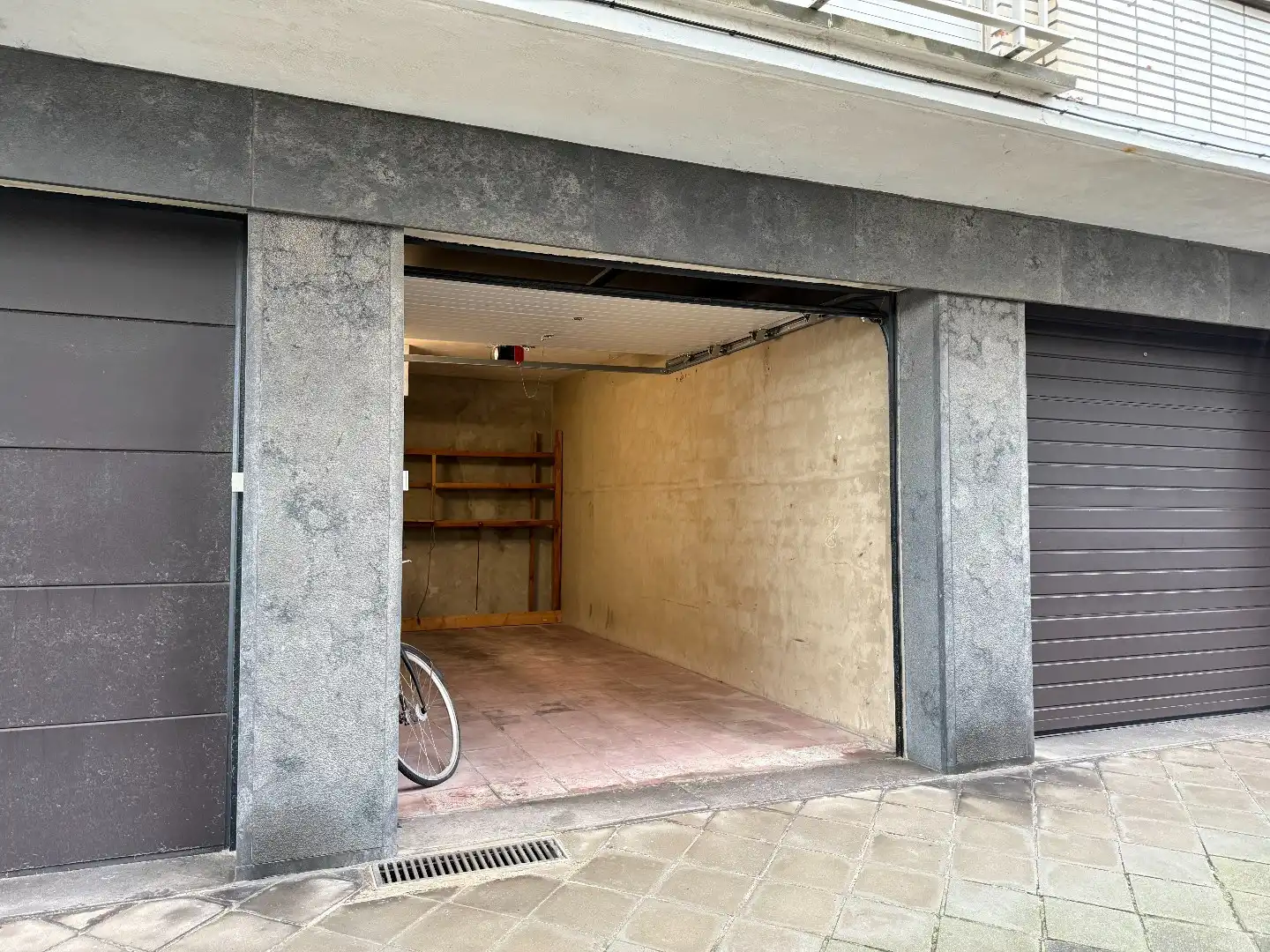 GARAGEBOX MET VOORLIGGENDE PARKEERPLAATS foto 3