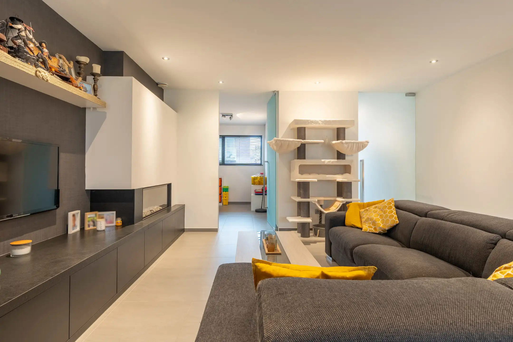 Ruime moderne woning met garage en tuin nabij het centrum van Turnhout. foto 5