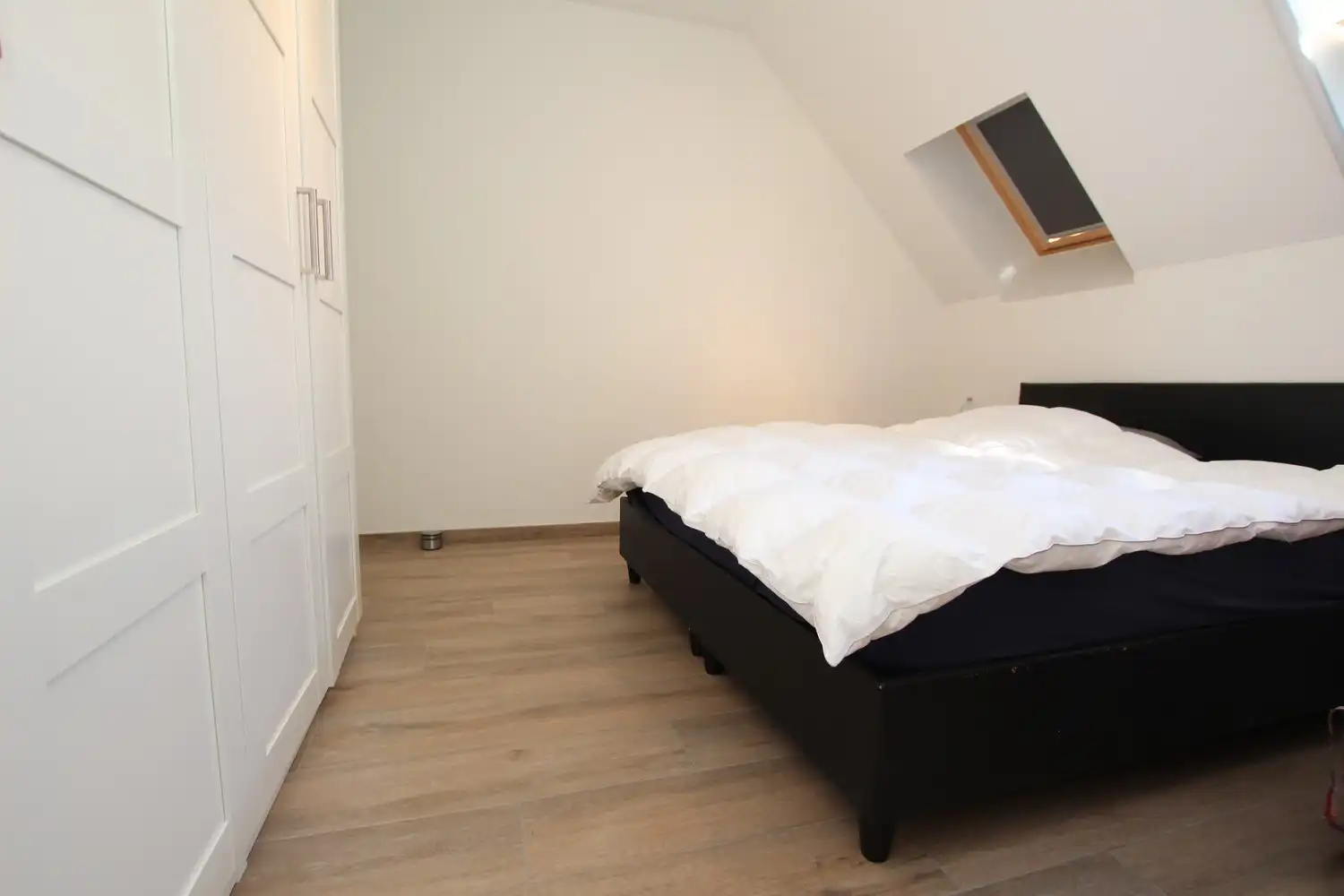Recent appartement met lift en ruim terras op de tweede verdieping op centrale locatie in Wijnegem! foto 4