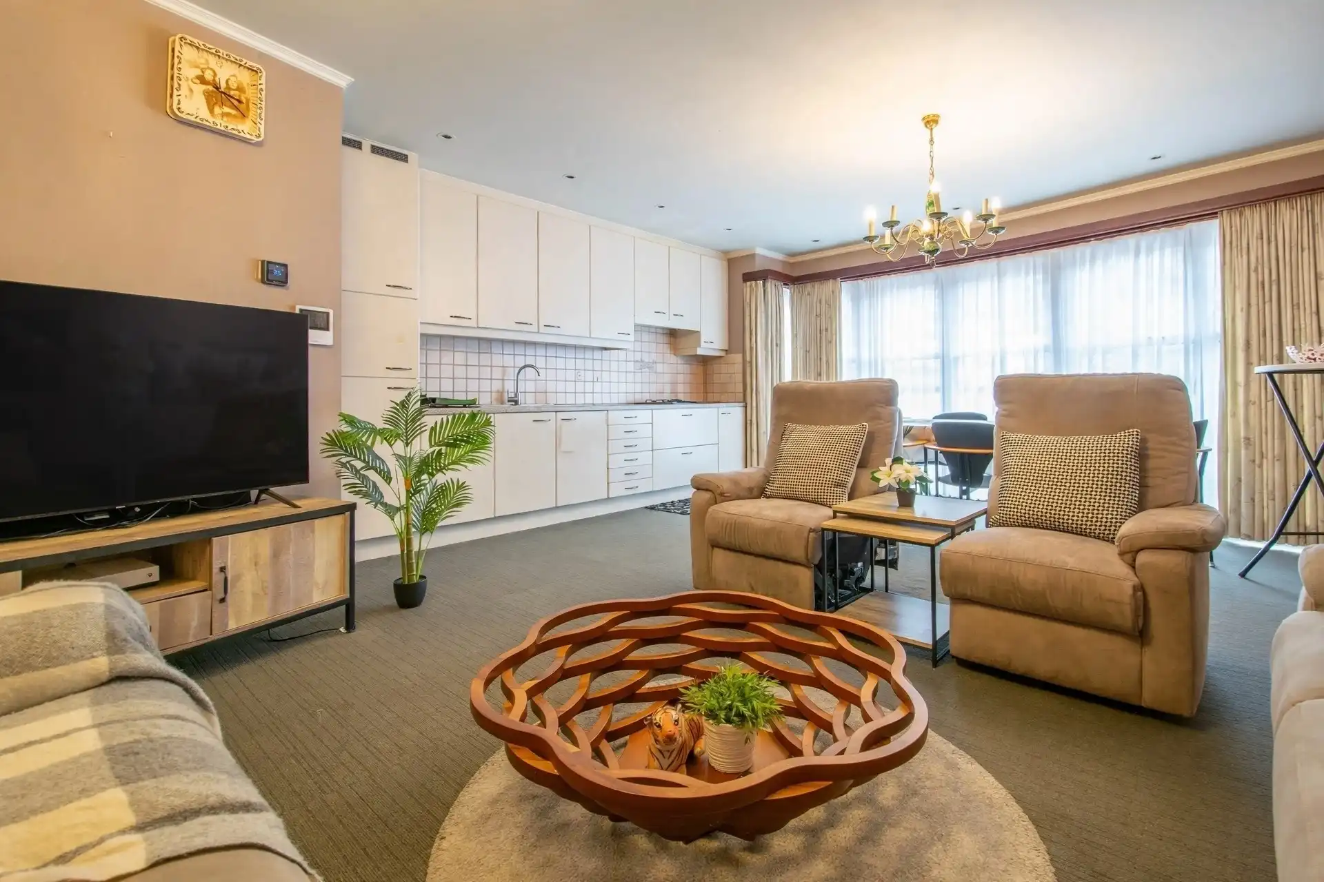 Instapklare bel-etagewoning met 2 slaapkamers en een ruime garage in het centrum van Sint-Gillis-Waas foto 4