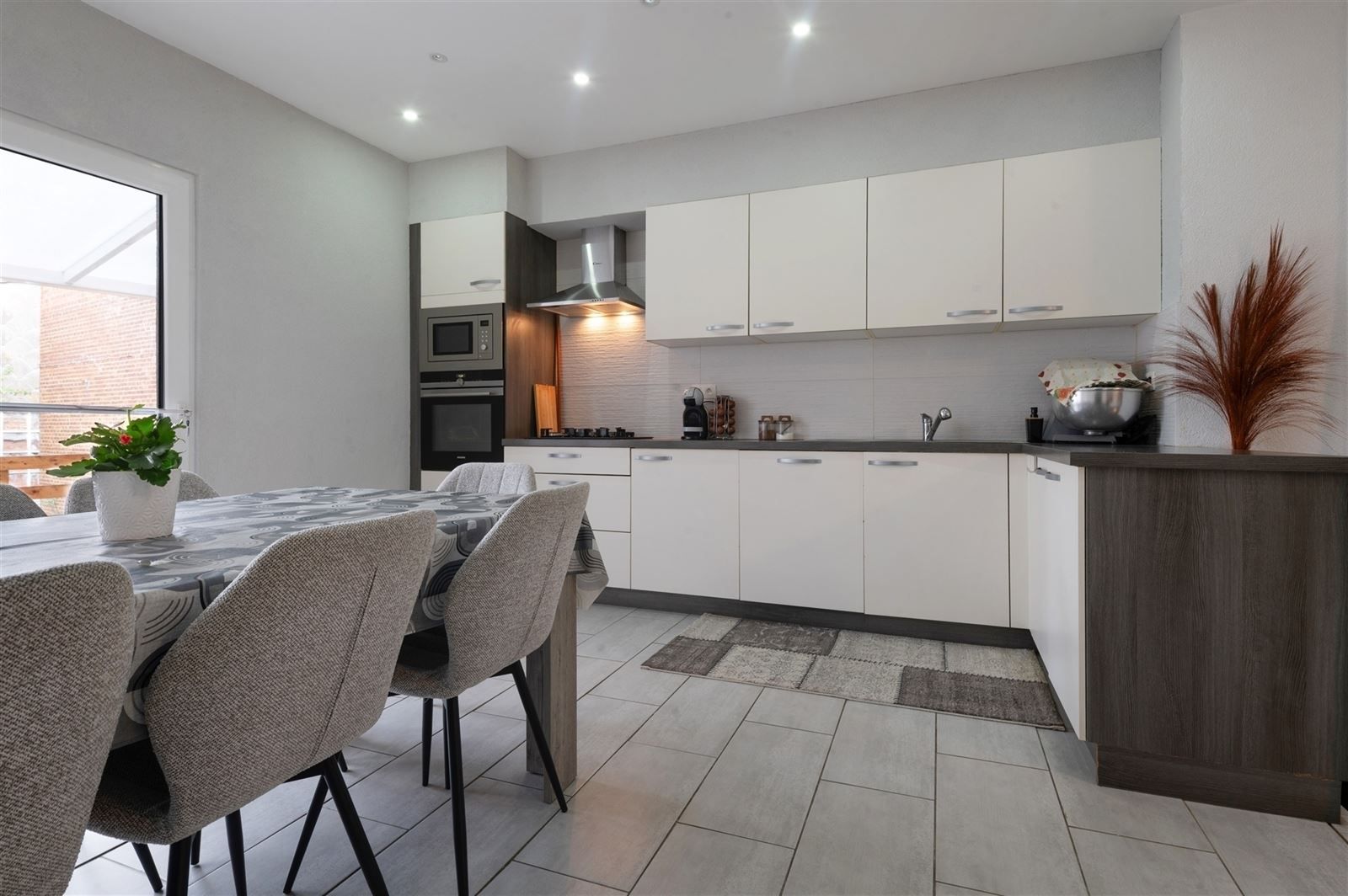 Modern afgewerkte en gerenoveerde gezinswonig met tuin op 2are93 foto 3