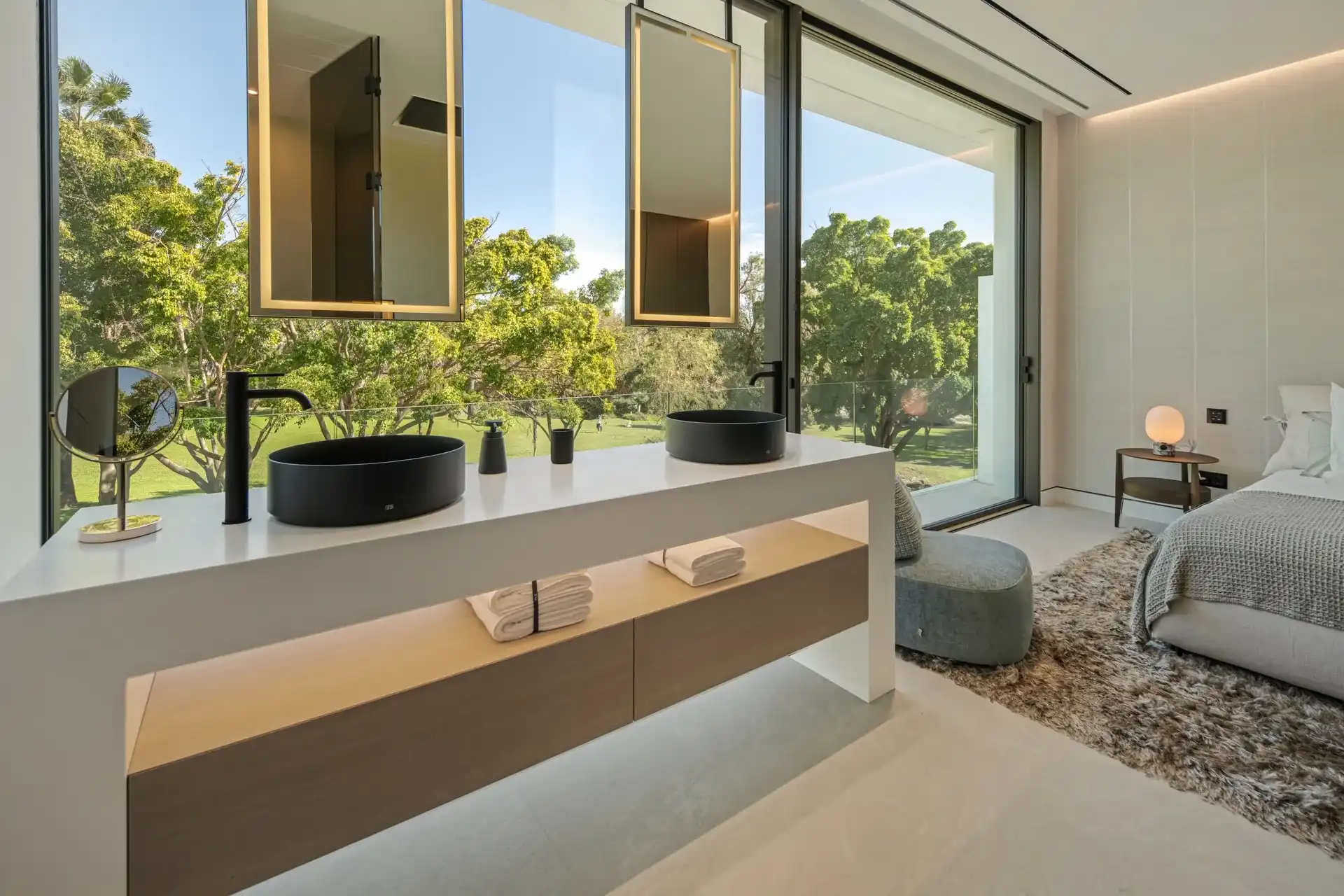 Exclusieve villa met resortgevoel in het meest prestigieuze deel van Marbella foto 17