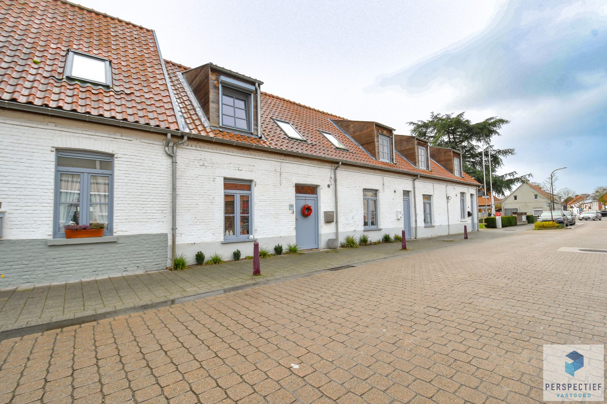 Ruim gerenoveerde woning met 2 slaapkamers, terras, tuin en parkeermogelijkheid foto {{pictureIndex}}