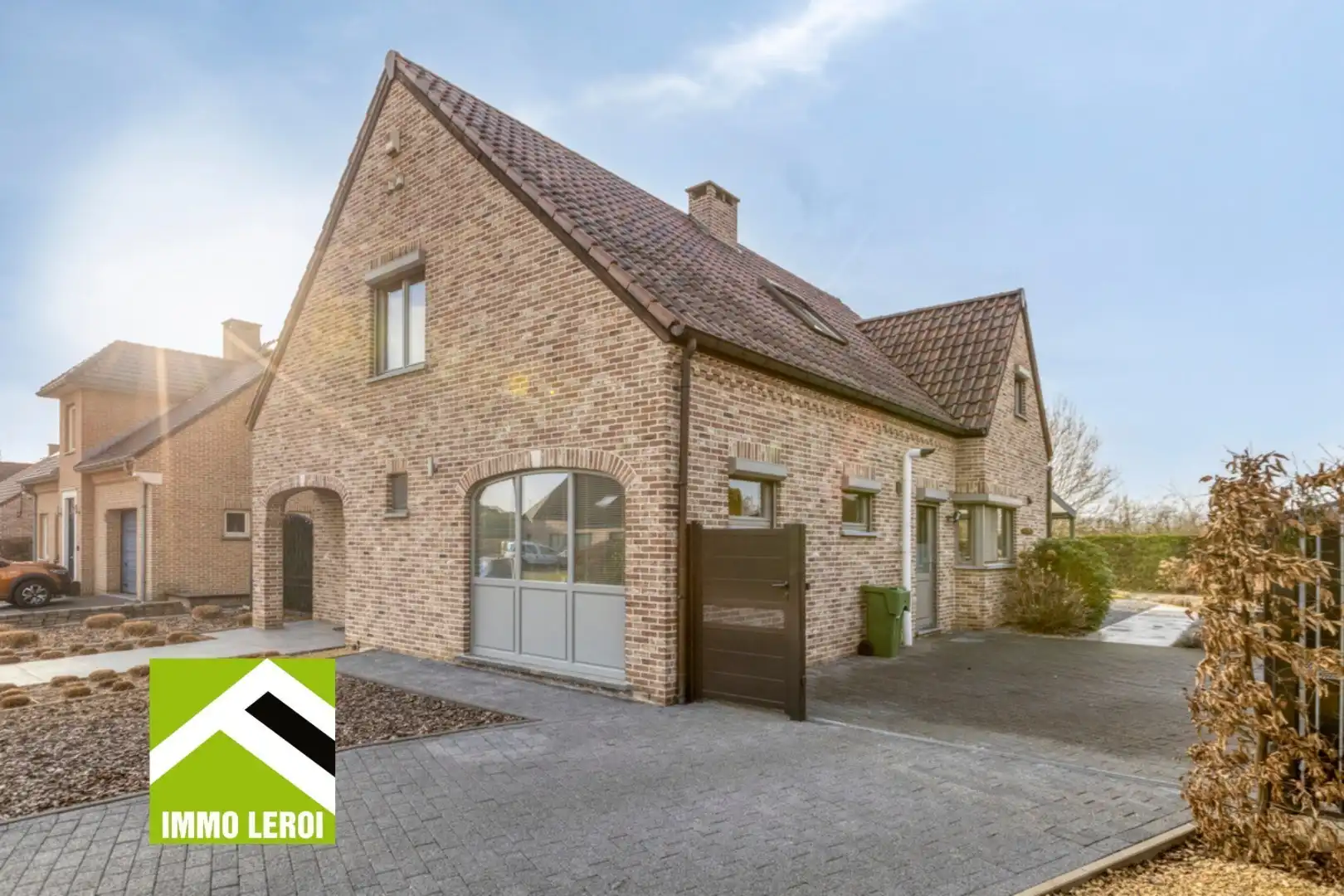 Instapklare villa met 3 slaapkamers, grote bureelkamer en garages foto 2