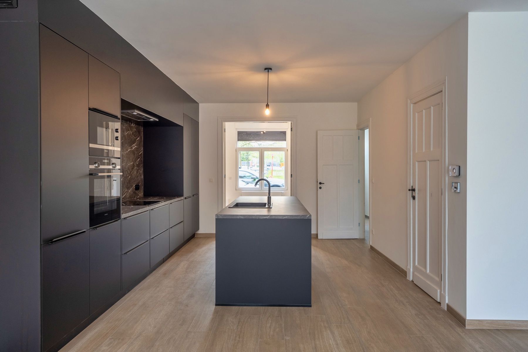 Instapklare woning in het centrum met 4 à 5 kamers en tuin foto {{pictureIndex}}