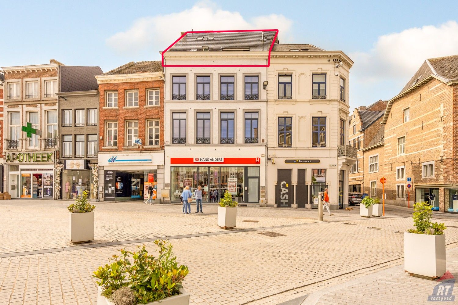 Recent appartement met 2 slaapkamers op de Grote Markt van Sint-Truiden foto {{pictureIndex}}