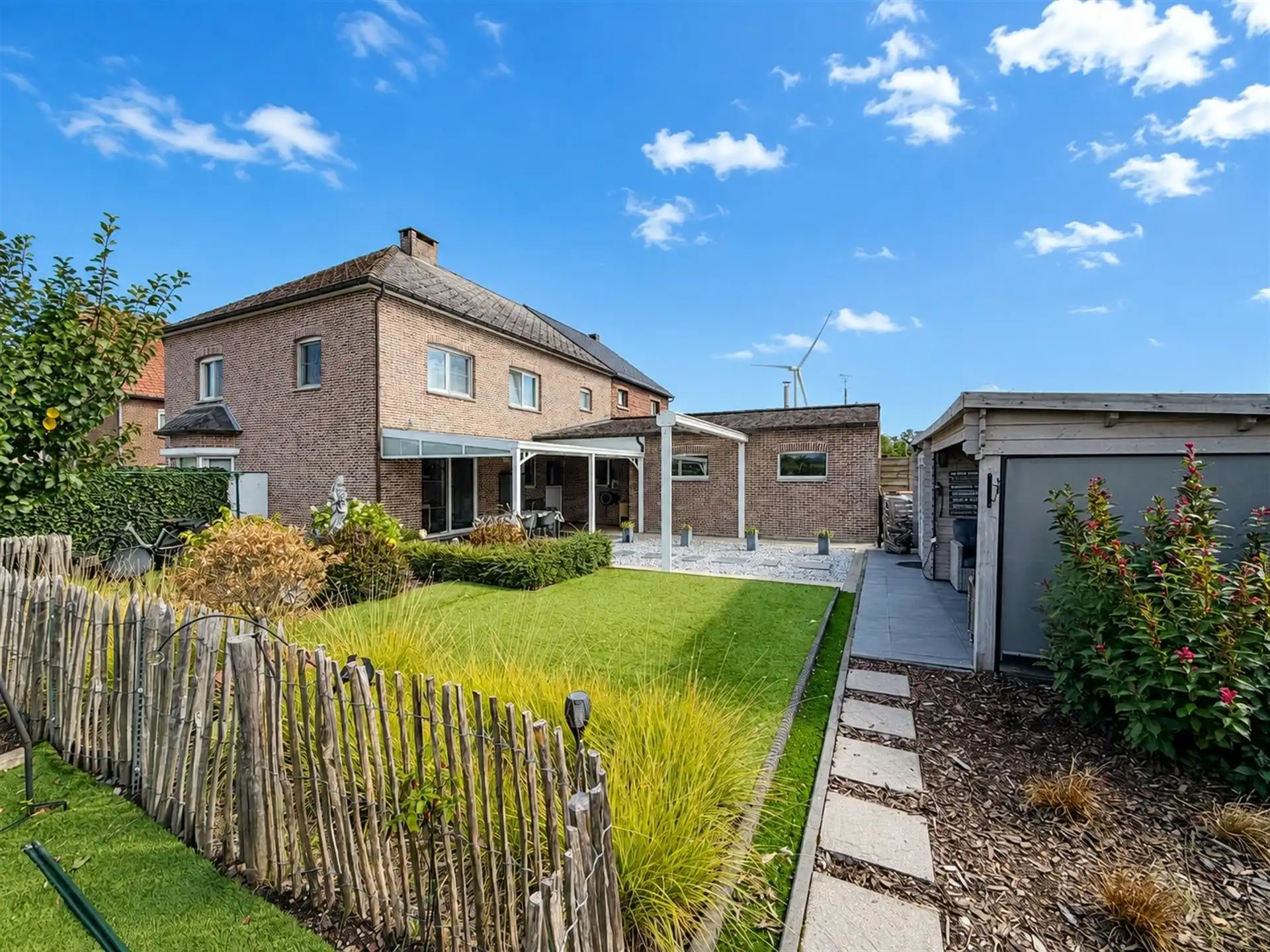 Verrassend ruime gezinswoning met 4 slaapkamers, kelder, zolder en een grote inpandige garage! foto 2