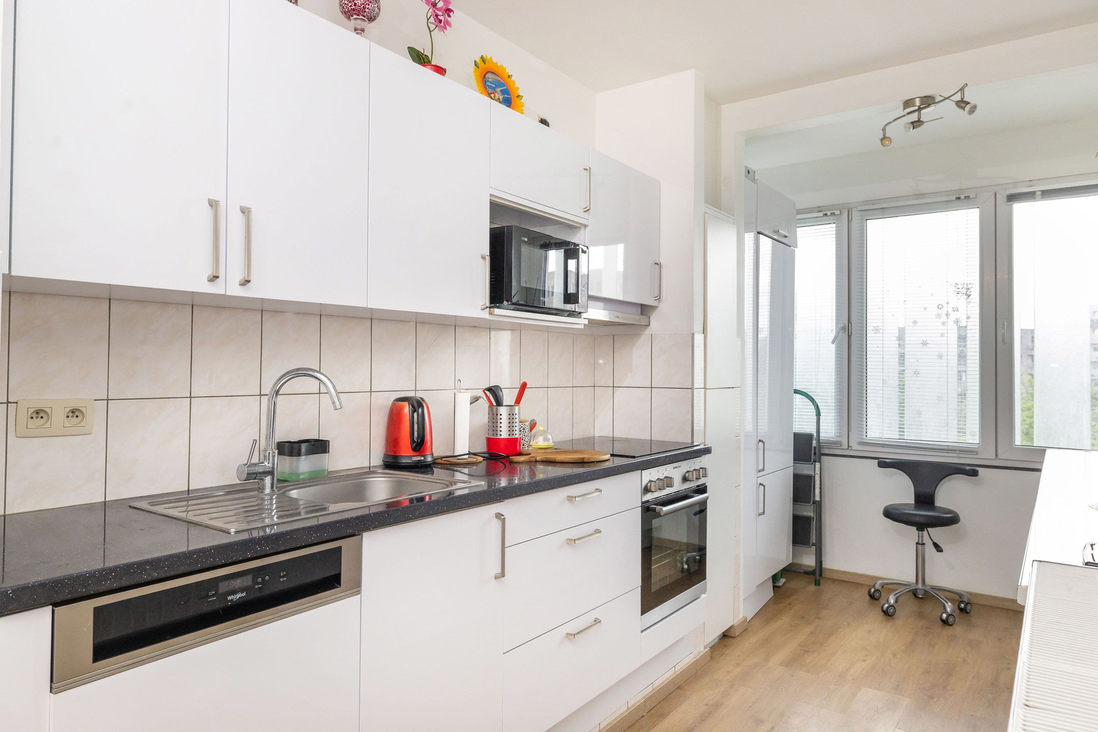 Volledig gerenoveerd appartement 2 slaapkamers van ± 95 m² foto 2