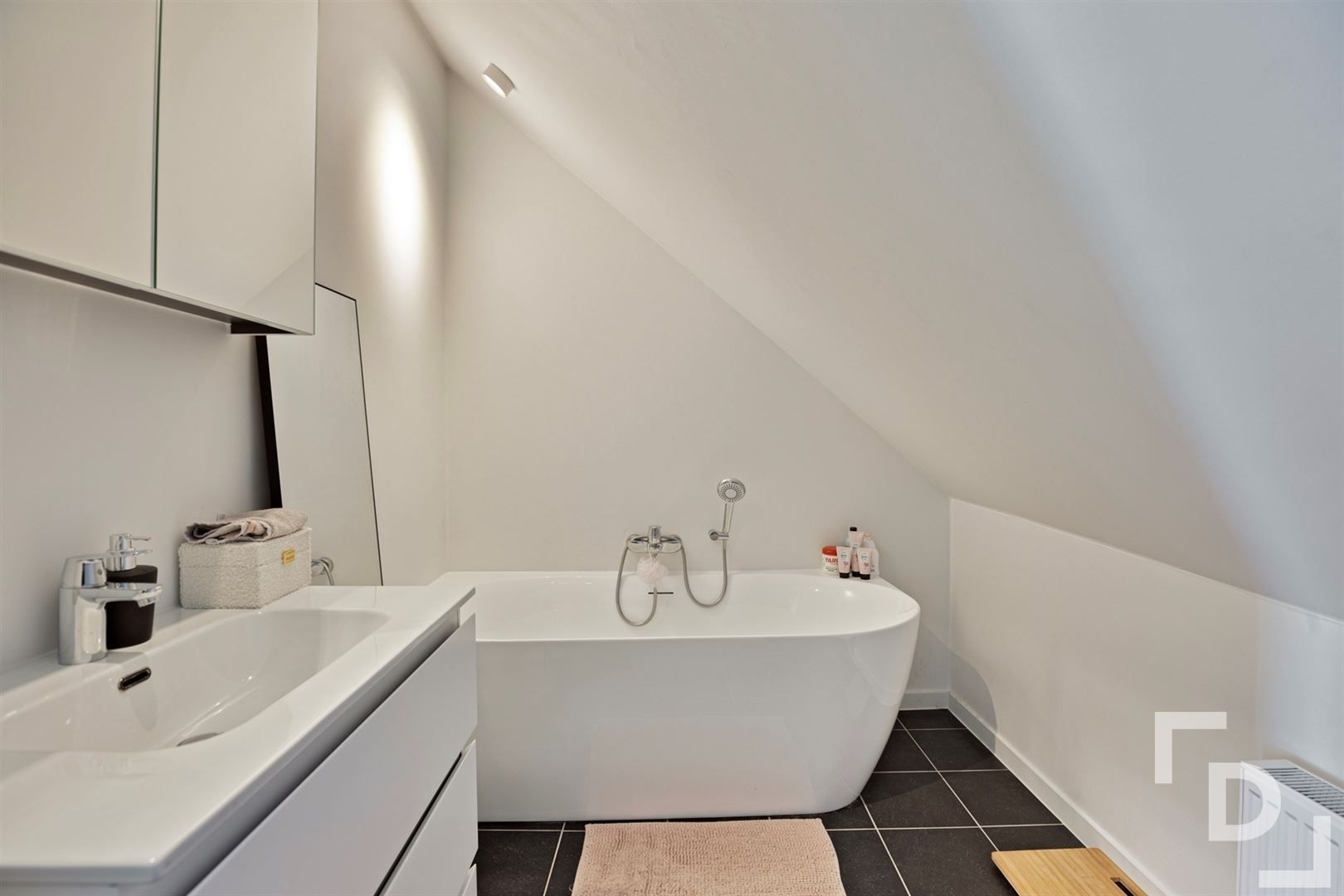 Volledig gerenoveerd, compact huis in Vlamertinge. foto 4