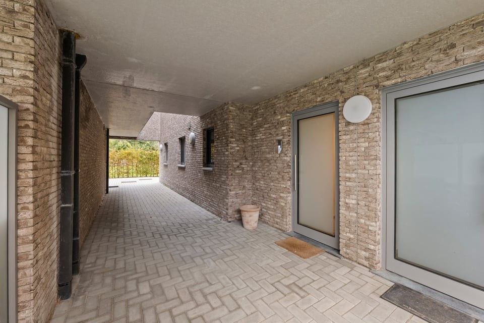 MODERN GELIJKVLOERS APPARTEMENT MET TERRAS EN STANPLAATS IN TONGEREN foto 33