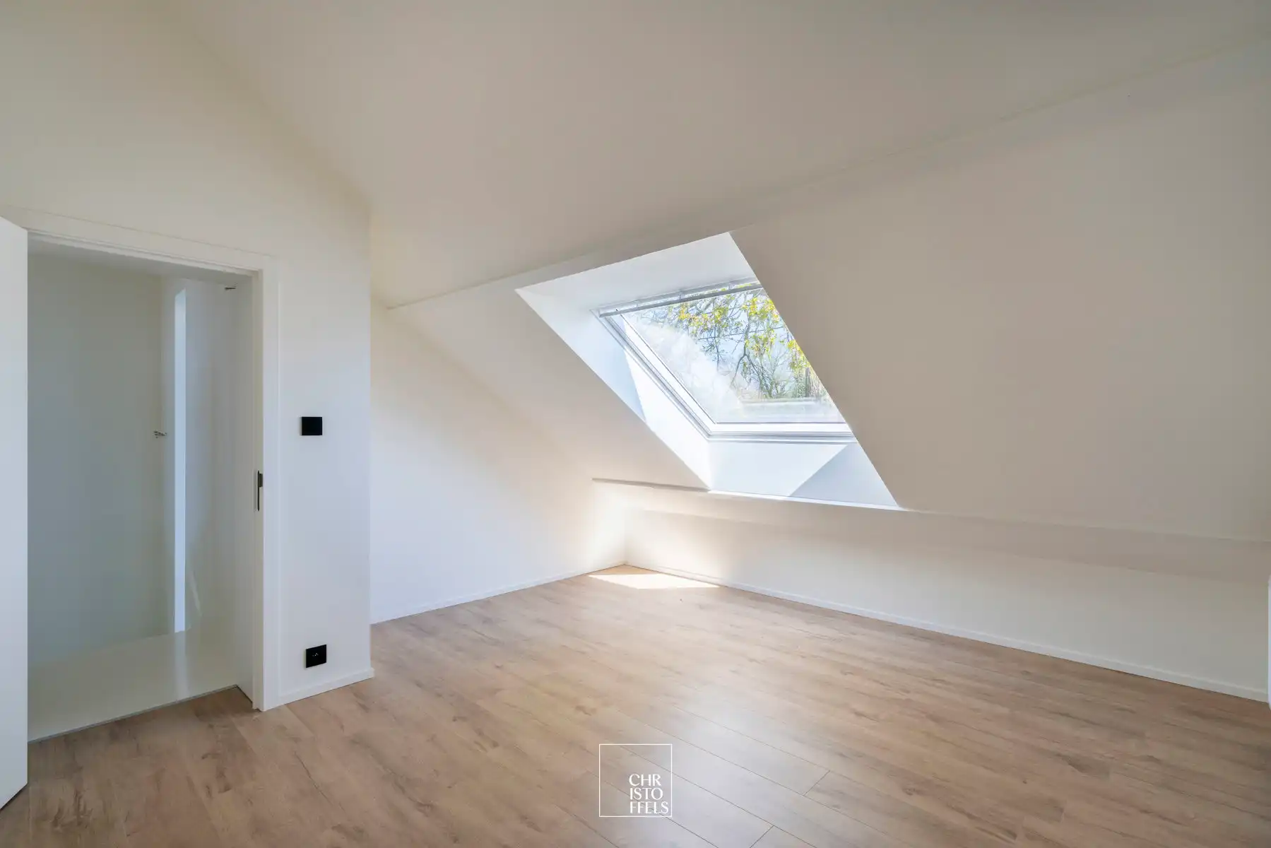 Ruime, volledig gerenoveerde gezinswoning met tuin op een ideale locatie! foto 10