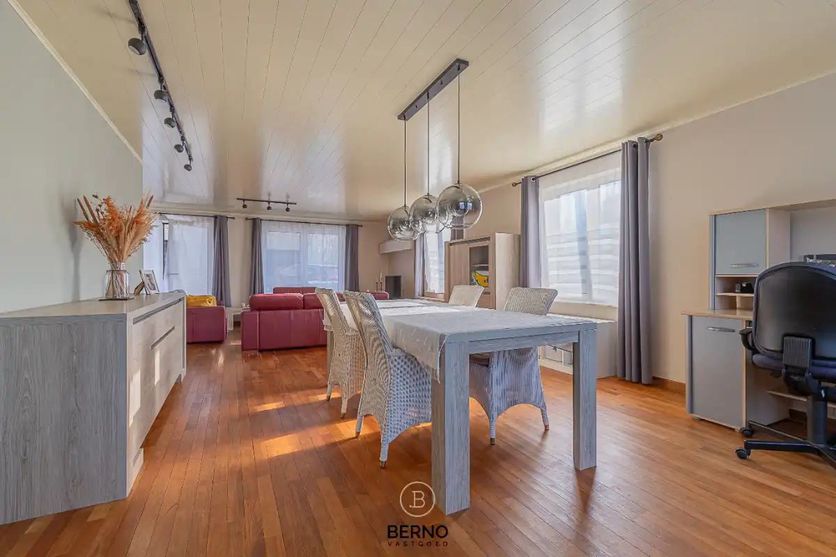 Ruime halfopen bebouwing met bijgebouw foto 5