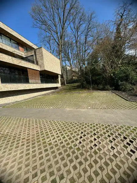 3 autostaanplaatsen te huur in Genk-Centrum foto {{pictureIndex}}