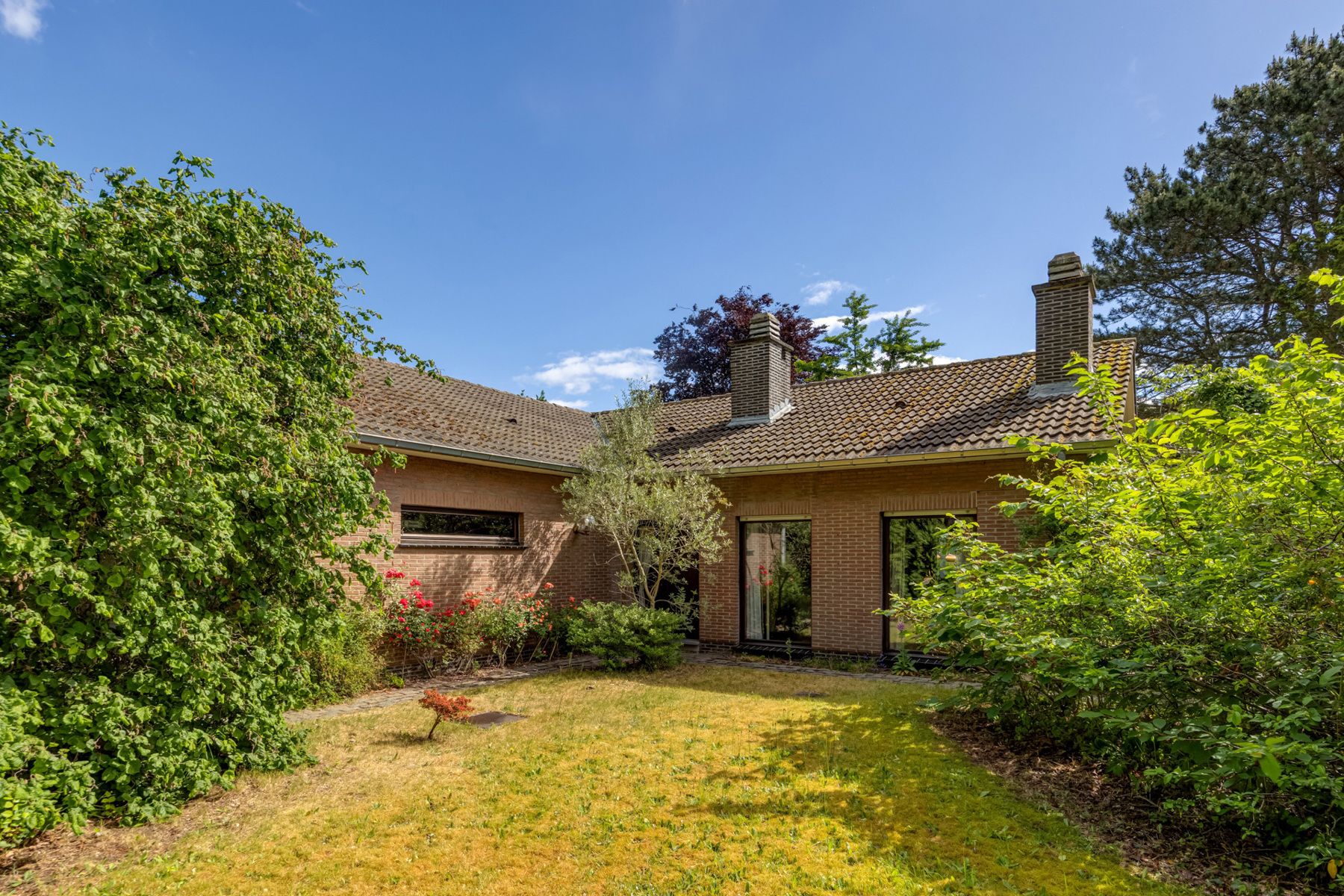 Rustig gelegen laagbouwvilla met 3 slpk en garage foto 3