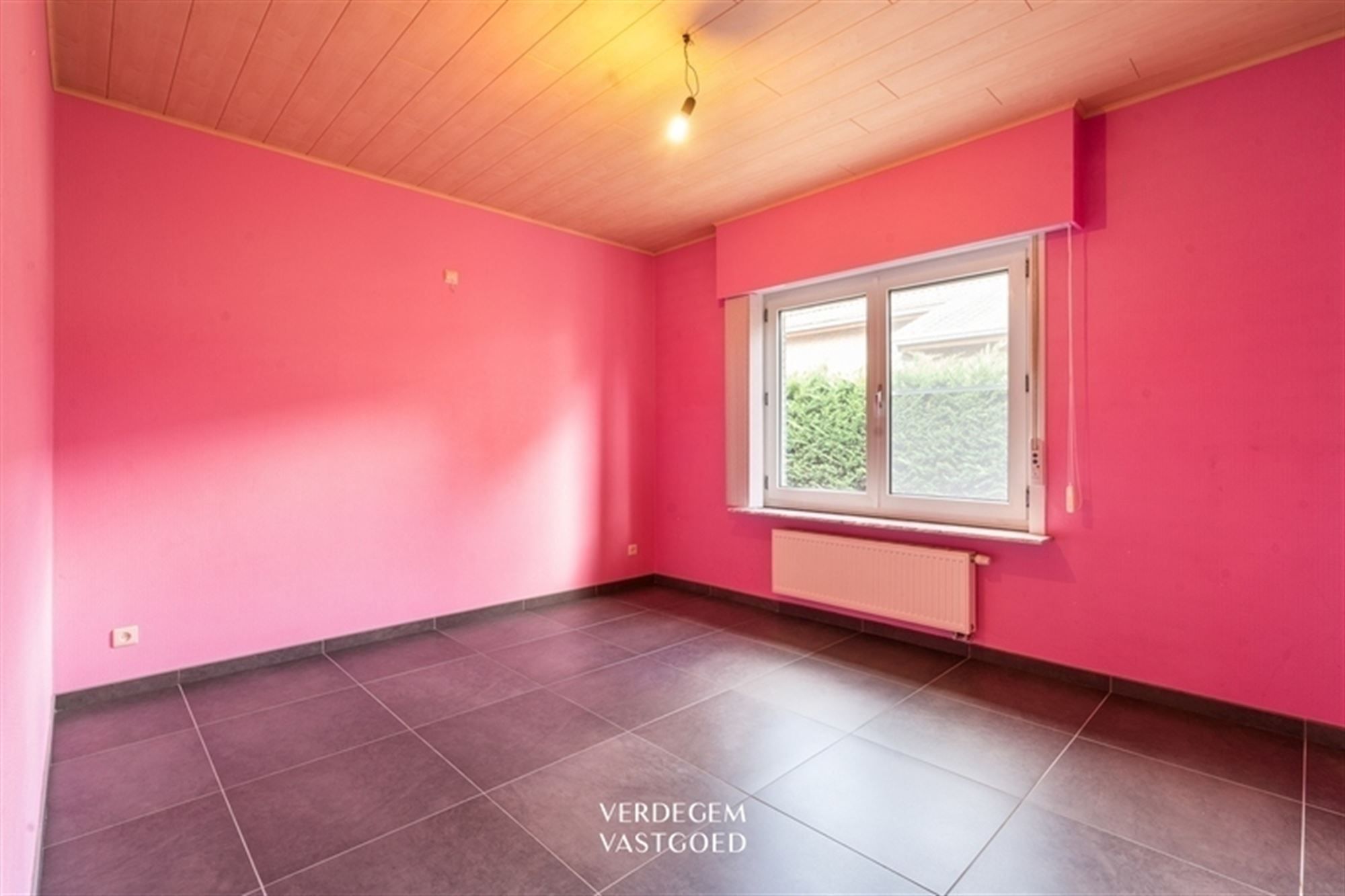Bungalow met 4 slaapkamers en 2 garages op perceel van 1.029m² foto 11