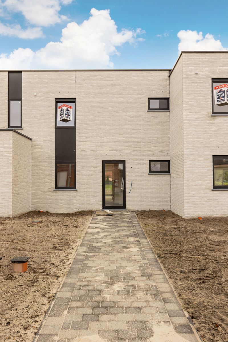 Woning met 3 slaapkamers en carport/fietsenberging op perceel van ca 366m² foto 2