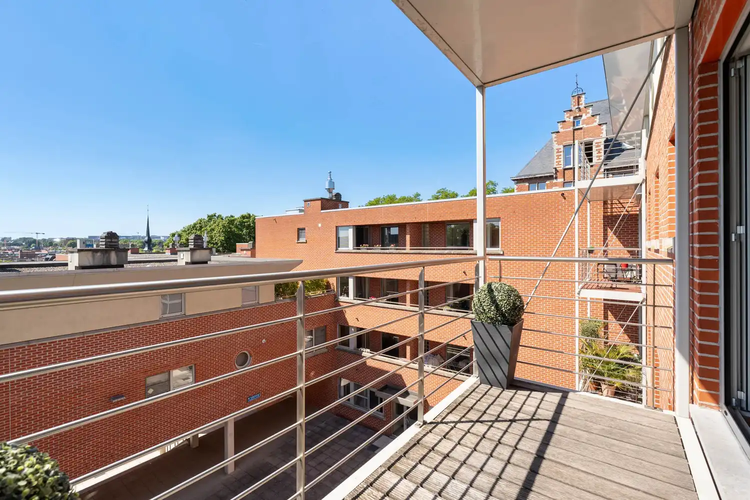 Ruim, lichtrijk en energiezuinig(A-label) appartement met 2 slaapkamers, een terras en de mogelijkheid tot aankoop van een autostaanplaats te centrum Leuven! foto 6