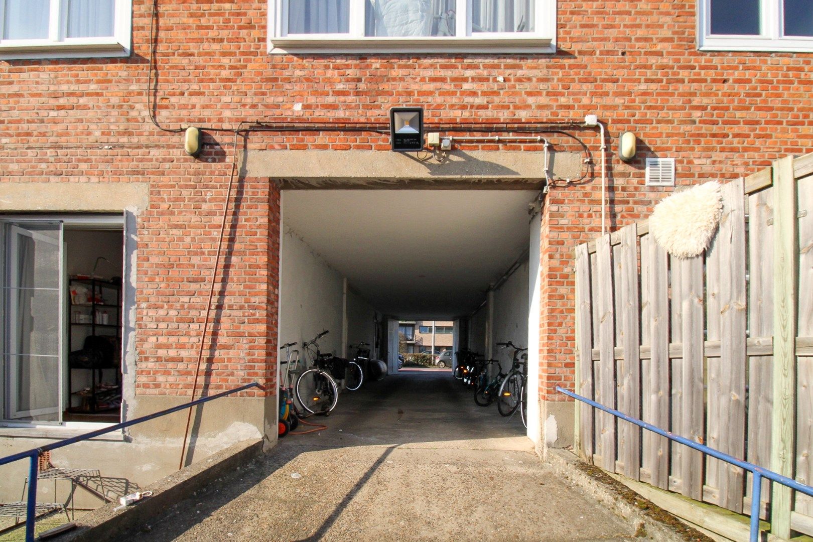 Uitzonderlijk ruim en centraal gelegen gelijkvloers appartement met drie slaapkamers, tuin én garage te koop in Deurne! foto 15