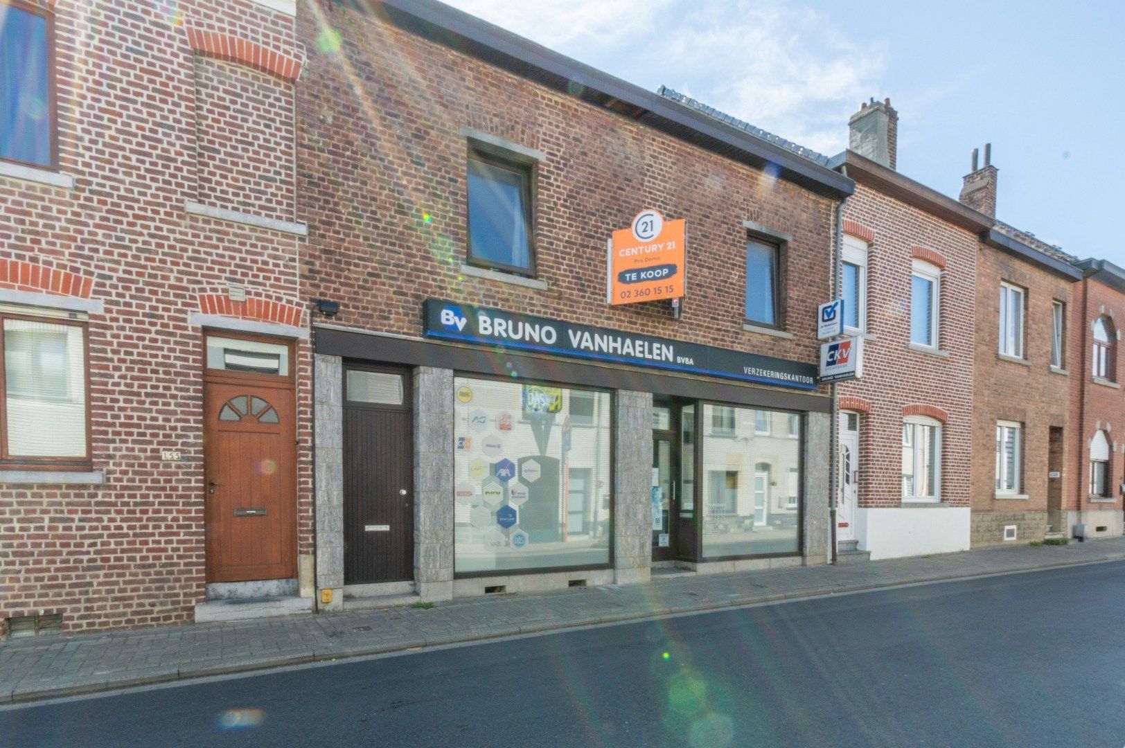 Hoofdfoto van de publicatie: RUIME KANTOOR/HANDELS PAND + WOONST !
