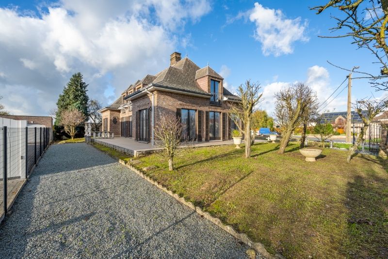 Standingvolle, te renoveren villa met 4 slaapkamers, garages + extra wooneenheid of magazijn achteraan foto {{pictureIndex}}